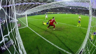 Arka - Zagłębie (0:0): Piłka po strzale Pawłowskiego przekroczyła linię? Dramatyczna interwencja Steinborsa
