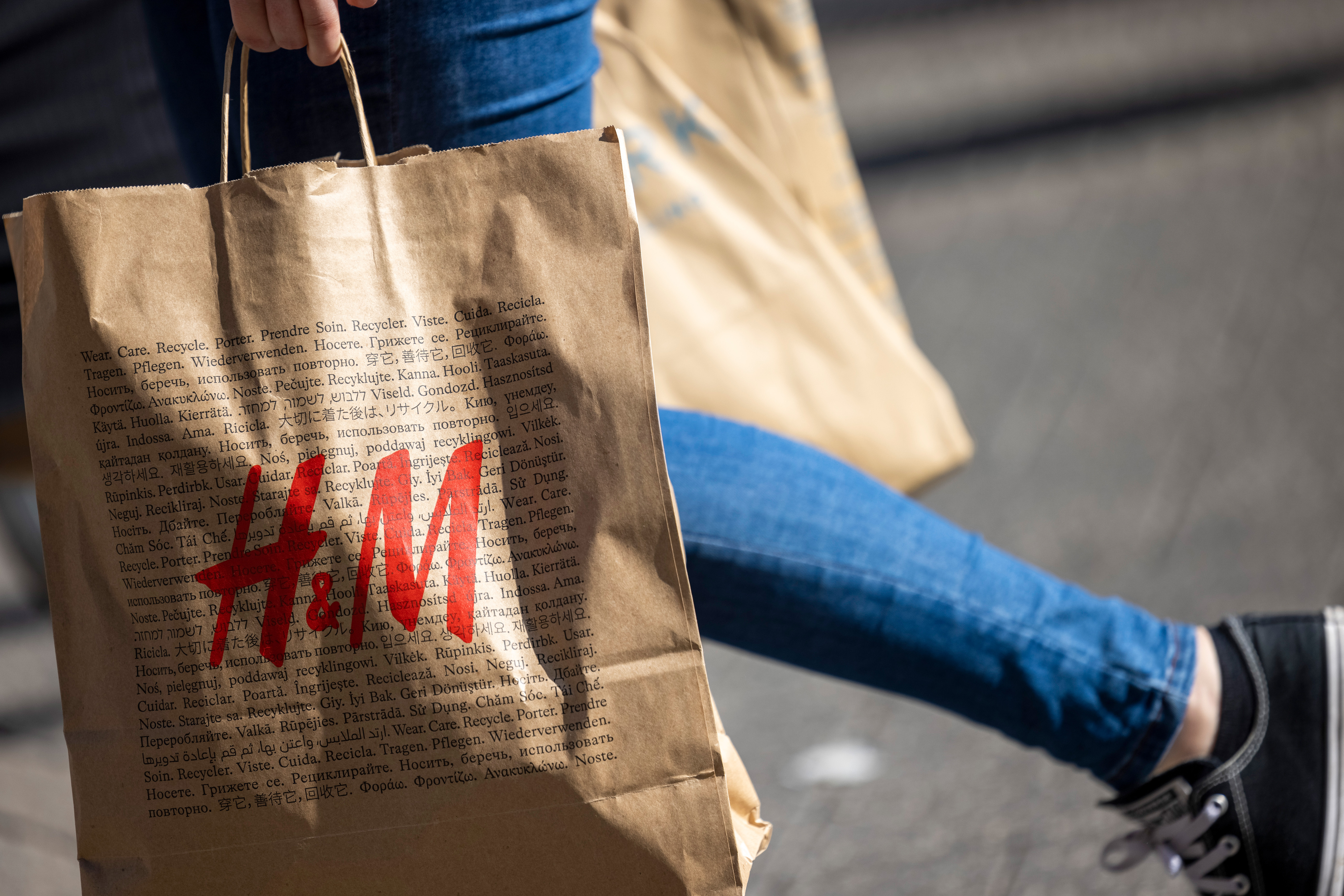 Használt ruhákat kezd el árusítani a H&M egy újabb üzletében