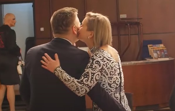 Óriási meglepetés egy budapesti színházban: előadás közben kérték meg egy gyanútlan néző kezét az Átriumban – videó