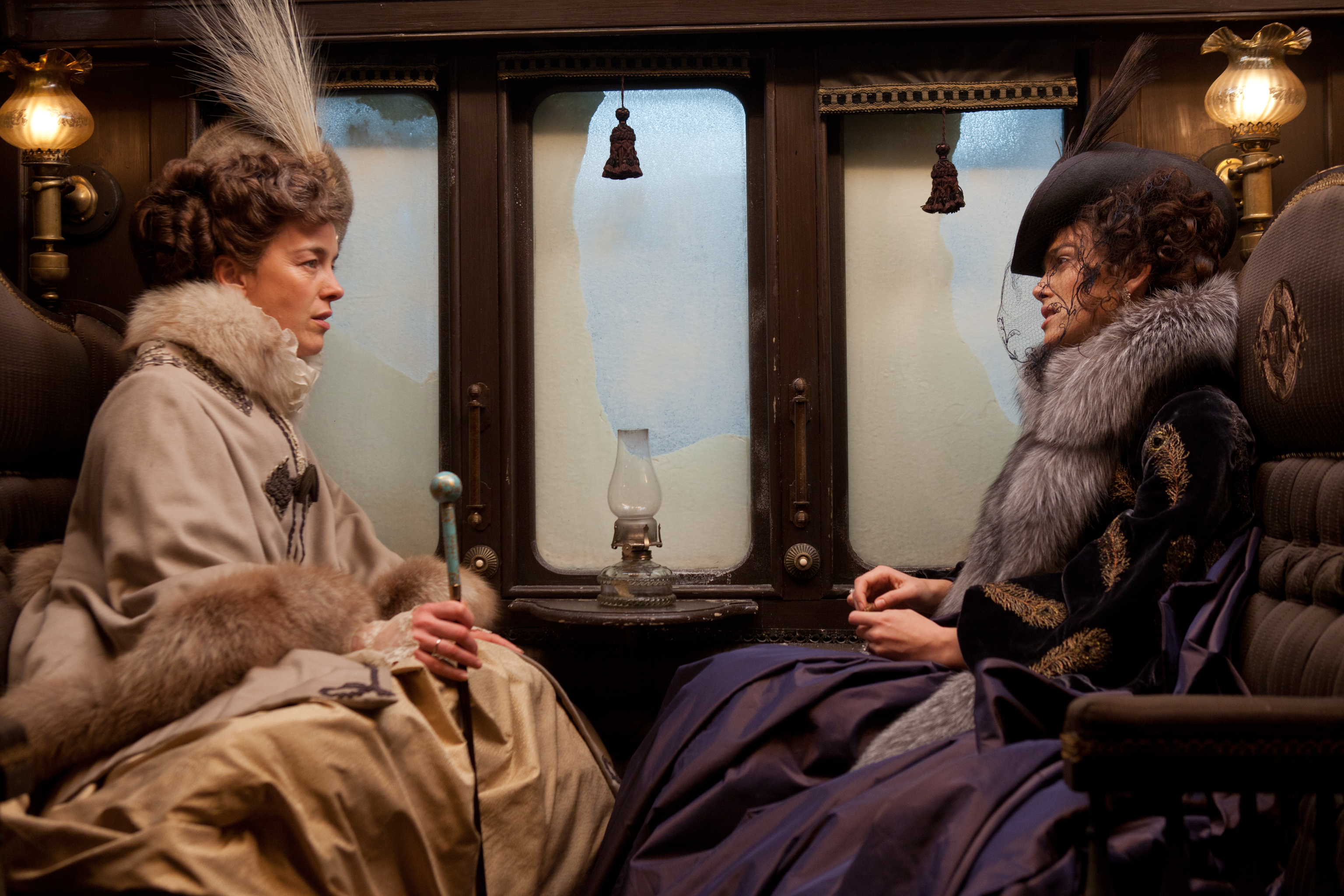 Keira Knightley i Olivia Williams w filmie