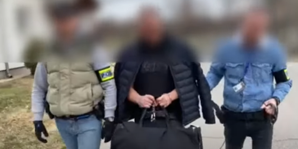 Feladta magát a rendőrségen Európa egyik legkeresettebb bűnözője – videó