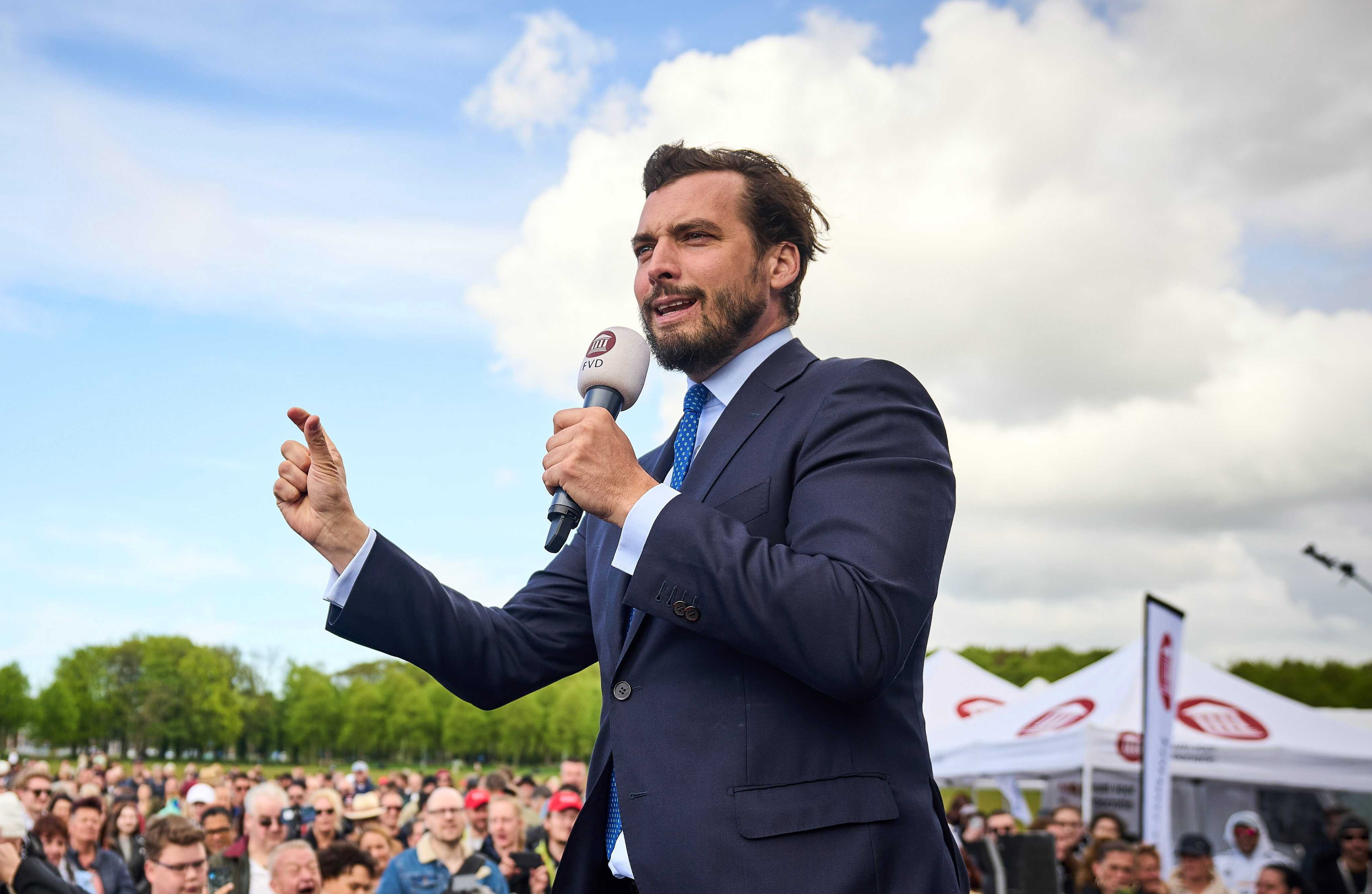 Sörösüveggel vertek meg egy holland politikust a kocsmában - videón ahogy megtámadják