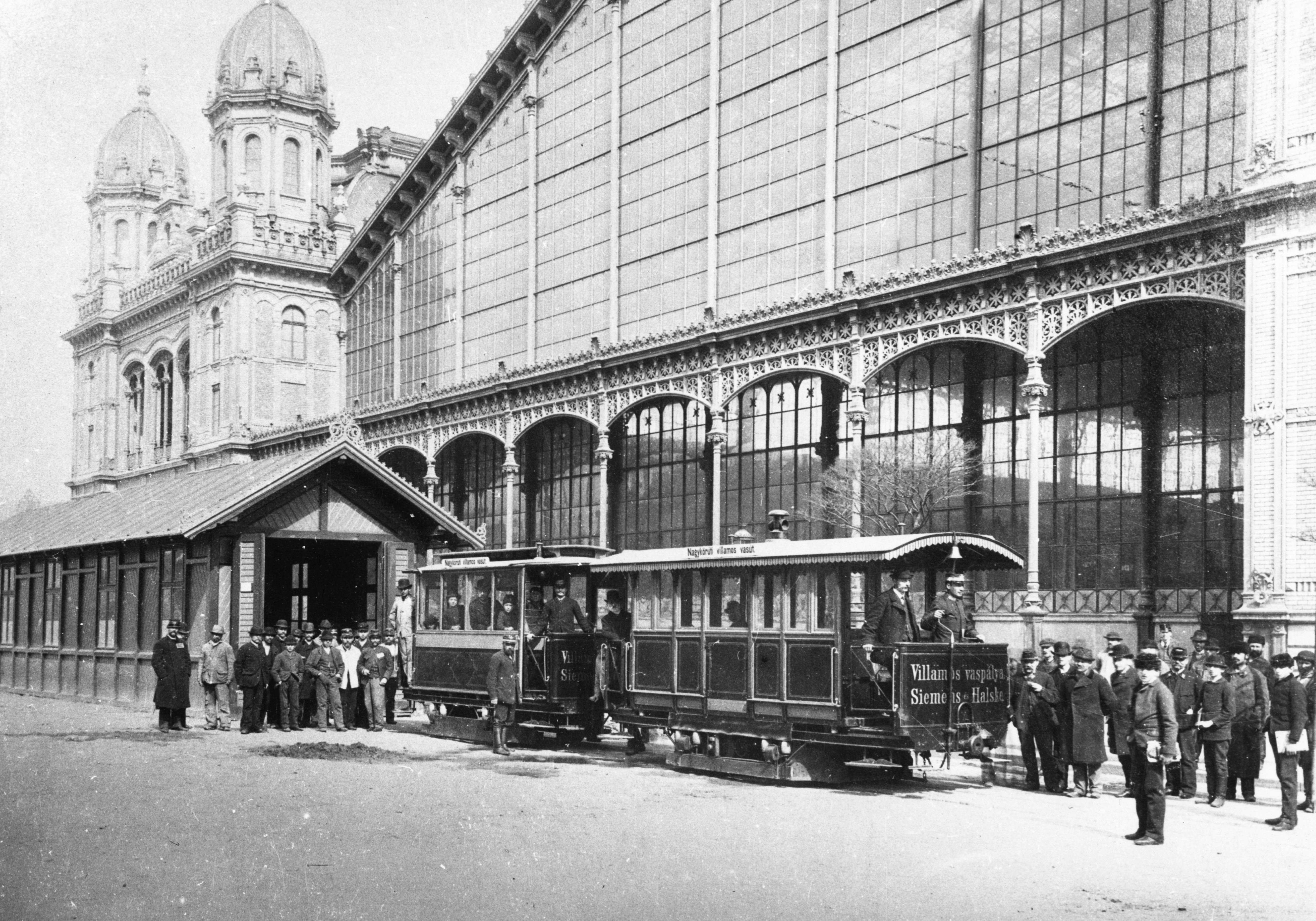 Régi fotókon a budapesti villamosozás története: ilyen volt a tömegközlekedés a Combinók előtt – galéria