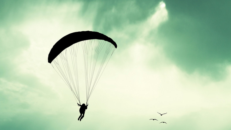 "Úgy pörgött szegény, mint egy centrifuga" - 130 méterről zuhant a halálba a magyar siklóernyős a Riviérán - megszólalt a szemtanú