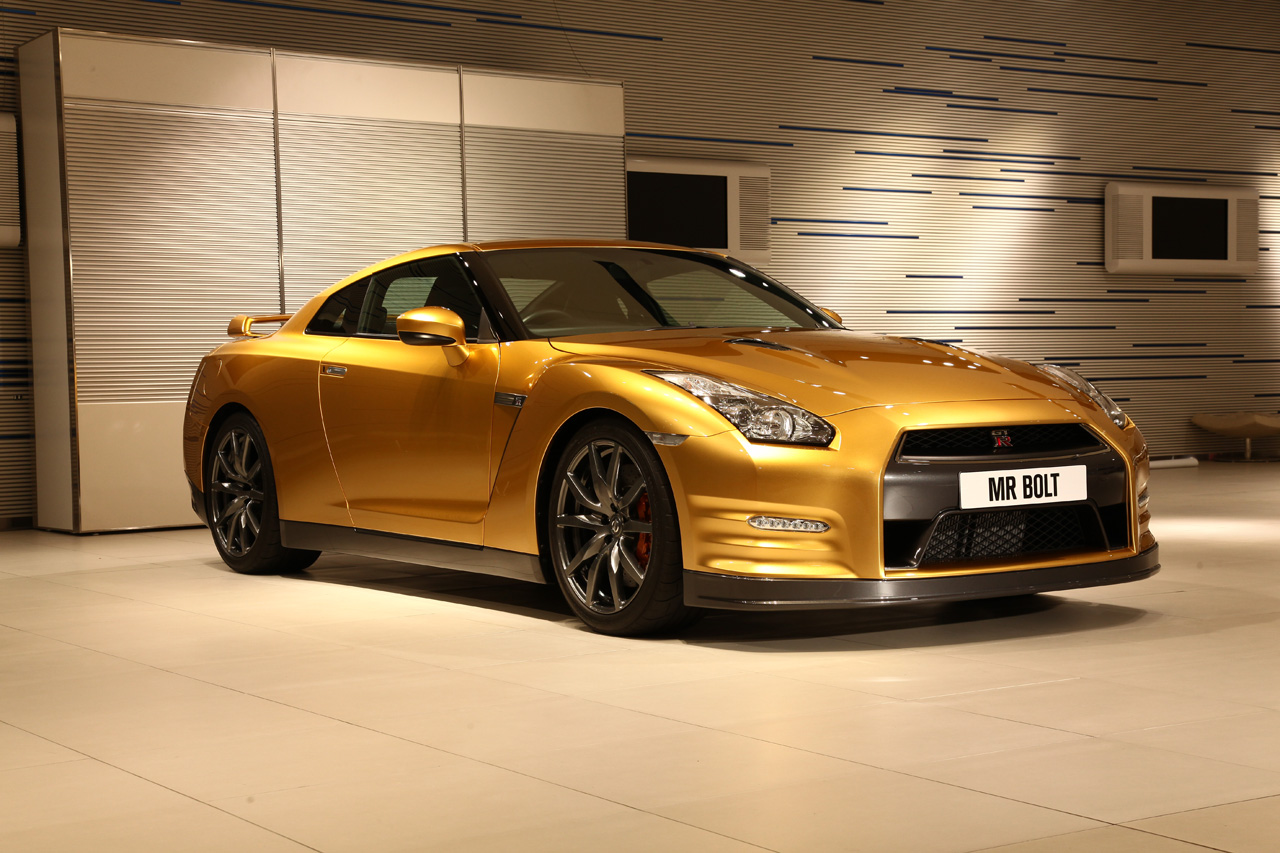 Złoty nissan GT-R