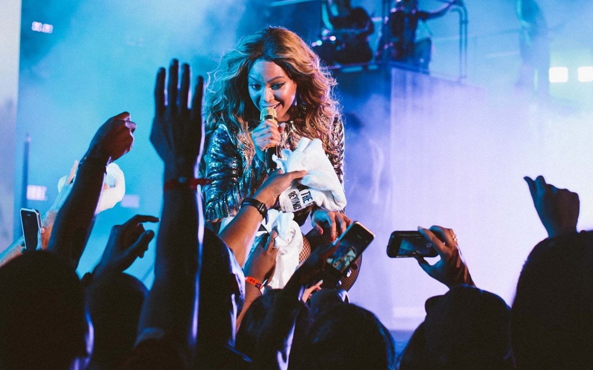 Beyoncé jeden z fanów podczas koncertu w Kopenhadze klepnął w pupę. Supergwiazda przerwała na chwilę występ i powiedziała do mikrofonu zdziwiona: – Będę musiała kazać cię stąd wyprowadzić. Po czym, jak gdyby nigdy nic, kontynuowała swoje show