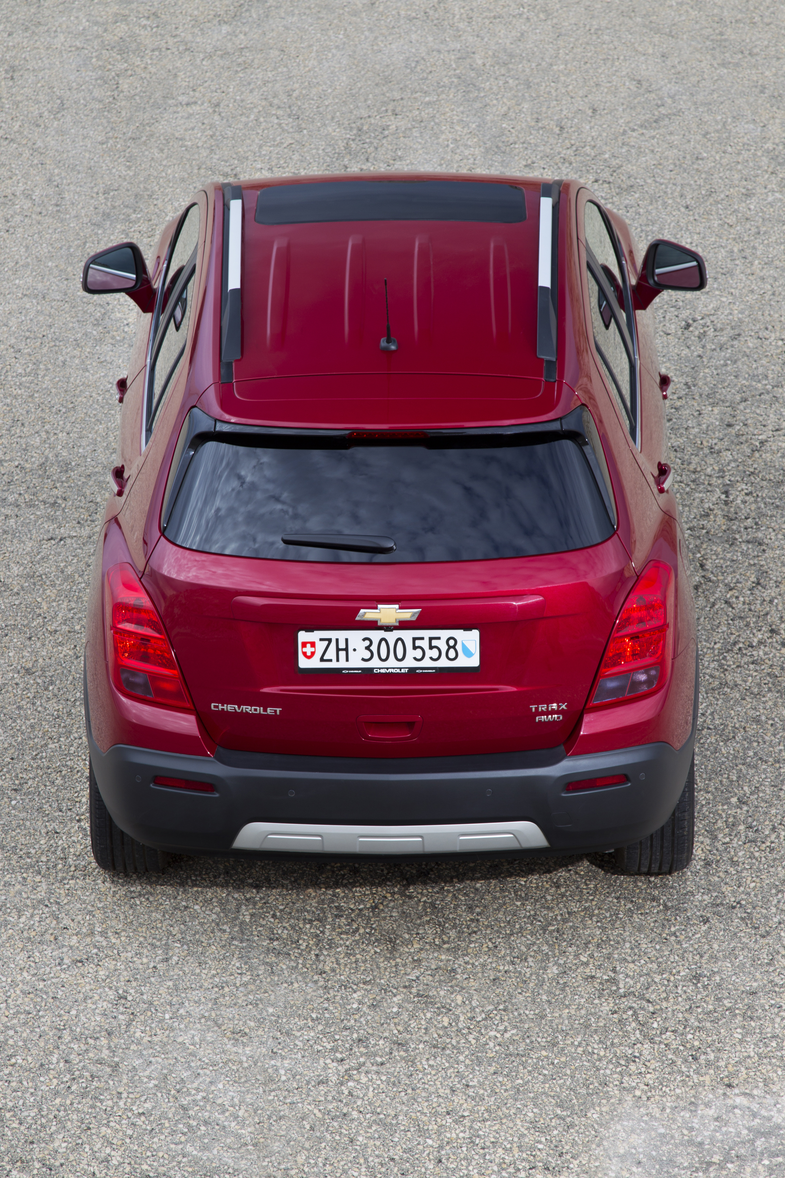 W Polsce chevrolet trax kosztuje od 59 990 zł. Za takie pieniądze dostaniesz samochód z benzynowym silnikiem 1.6/115 KM, który w standardzie wyposażony jest m.in.: w systemy ESC, TCS, BAS, 6 poduszek powietrznych, tempomat, system audio z 6 głośnikami oraz łączami Bluetooth, USB, Aux-in.