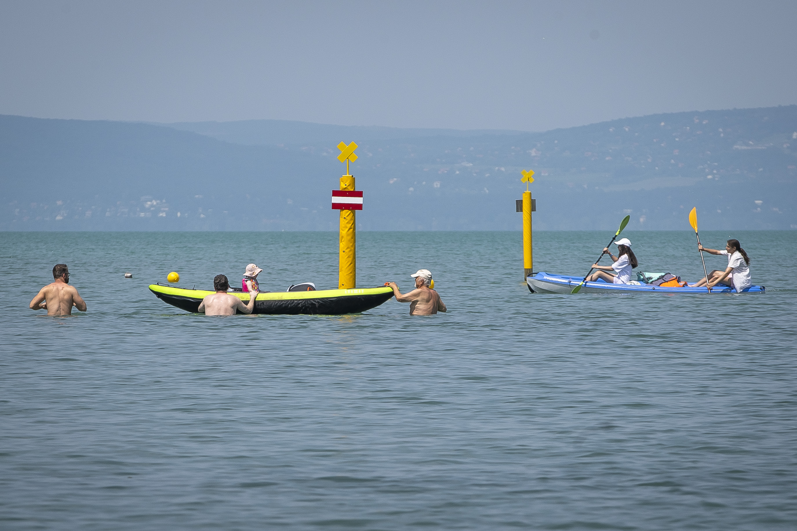 Győztek a civilek: most szedik ki a meg sem valósult balatoni élménypark utolsó emlékeit a tóból