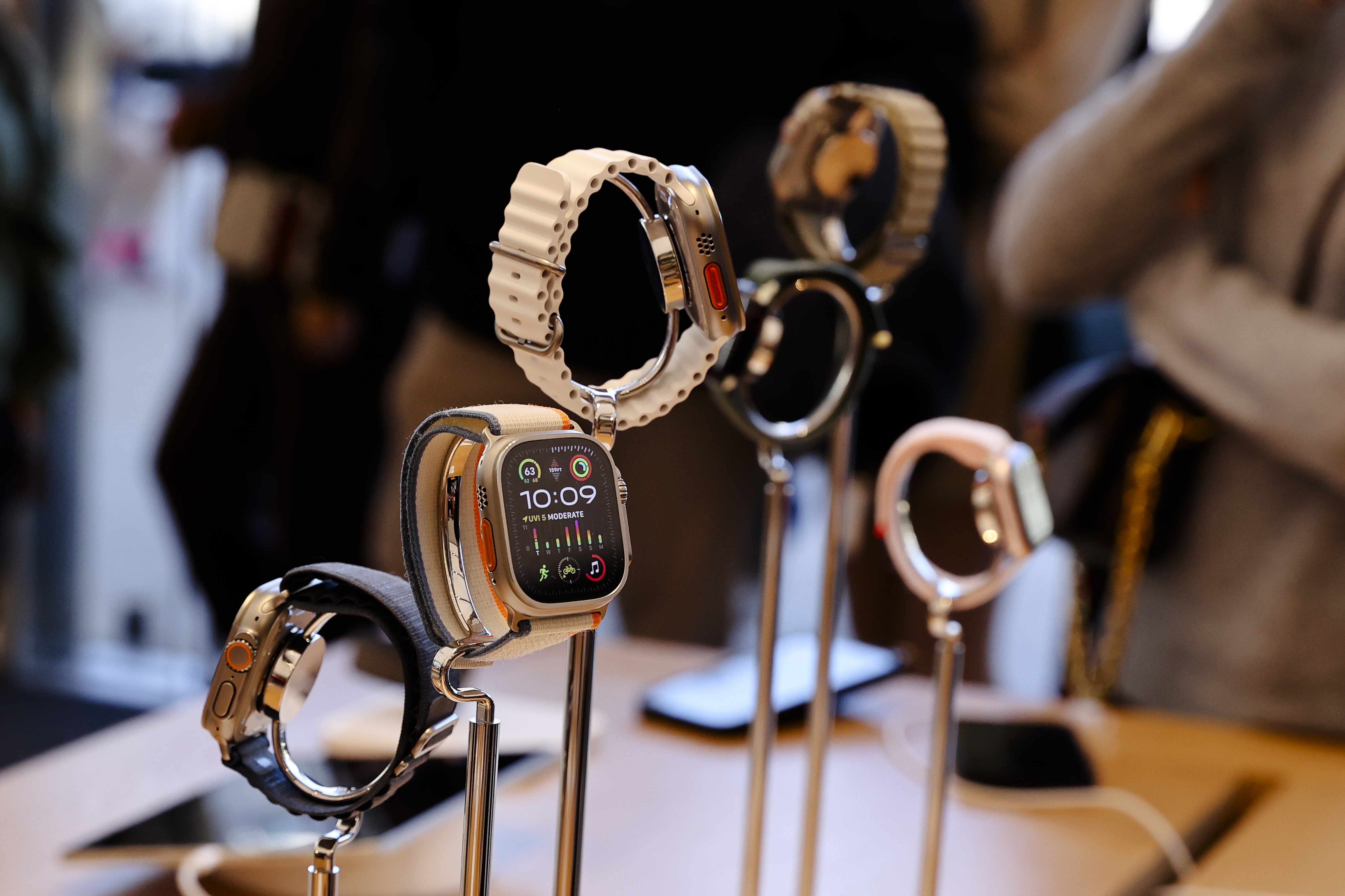 Betiltották az Apple legújabb okosóráit: karácsony után le kell szedni őket a boltok polcairól