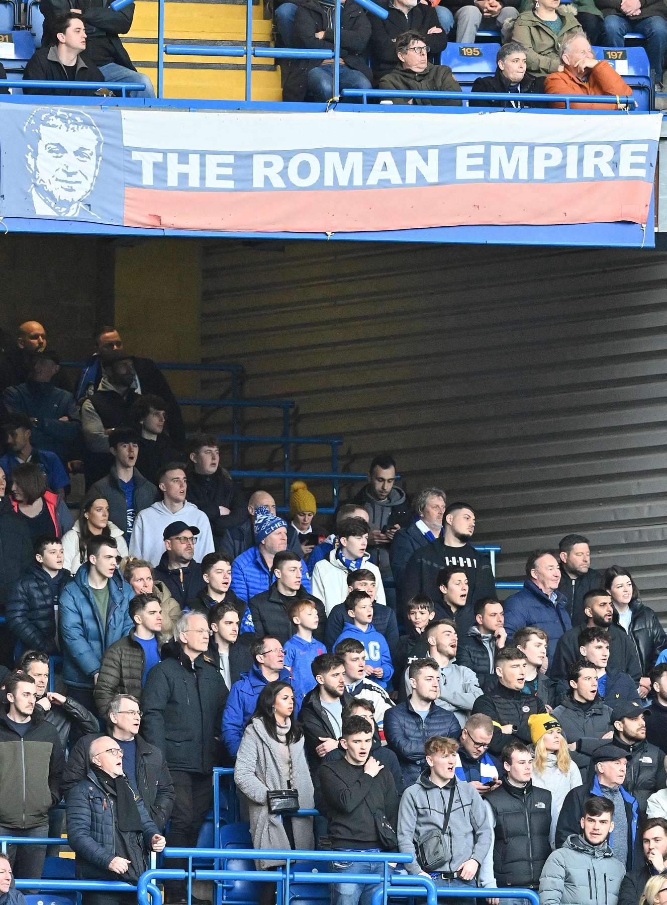 Baner w kolorach rosyjskiej flagi narodowej przedstawiający rosyjskiego właściciela Chelsea Romana Abramowicza, wywieszony podczas meczu Premier League pomiędzy Chelsea i Newcastle United na Stamford Bridge w Londynie 13 marca 2022 r.