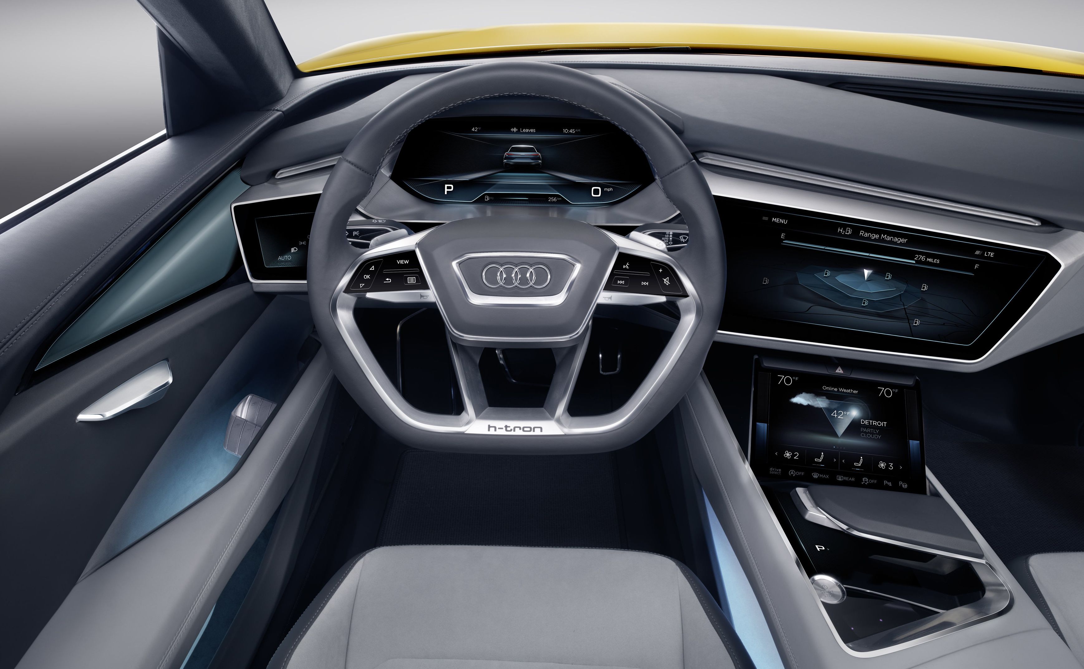 Audi h-tron quattro bazuje w 99 procentach na e-tron quattro. Jednak w aucie prezentowanym w Detroit zupełnie inny jest sposób zasilania baterii. Decydujące różnice kryją się pod maską. Ogniwo paliwowe, podobnie jak w aucie z jednostką spalinową, zamontowano z przodu.