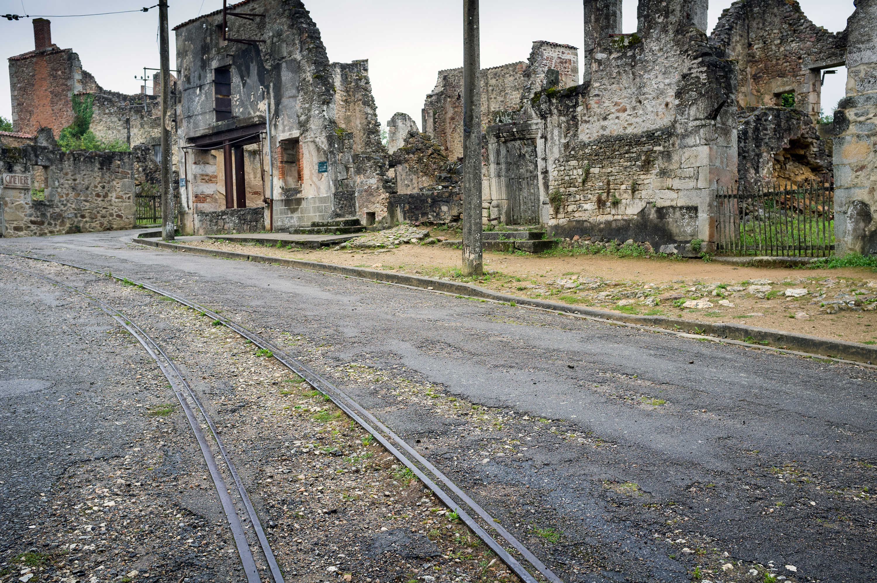 Tragedia rozegrała się <B>10 czerwca 1944 roku</B>. Oddziały SS w odwecie za zabicie przez francuski ruch oporu oficera SS weszły do miasteczka, wyganiając mieszkańców z domów i <B>rozstrzeliwując wszystkich bez wyjątku - mężczyzn, kobiety i dzieci</B>. <BR><BR> Tych, którzy nie zginęli od razu, Niemcy zapędzili do kościoła. Budynek <b>podpalili, wrzucali do środka granaty, strzelali do osób, które próbowały uciec</b>. Tego dnia wymordowali <b>642 mieszkańców miasteczka</b>. Przeżyła 47-letnia kobieta, której udało się wyskoczyć przez okienko w kościele i uciec, pięciu mężczyzn oraz jedno dziecko. <BR><BR> Jak się potem okazało, Niemcy wymierzyli tę okrutną karę mieszkańcom nie tego miasta, które planowali spacyfikować. W rzeczywistości oficer SS został zabity w <b>Oradour-sur-Vayres</b>. <BR><BR> Miasteczka nigdy nie odbudowano. Jego <b>ruiny zamieniono po wojnie w ogromne muzeum</b>. Wizyta w tym miejscu robi duże wrażenie. Na ulicach i podwórkach wciąż stoją <b>auta zabitych mieszkańców</B>, gdzieniegdzie pod ścianą domu widać oparty zardzewiały rower, można również zobaczyć część osobistych przedmiotów ofiar. <BR><BR> <b>Oradour-sur-Glane</B> to jedna z czterech miejscowości, jakie w czasie wojny spotkał taki los. W podobny sposób, mordując mieszkańców w zemście, Niemcy potraktowali również Lidice w Czechach, Mazinote we Włoszech oraz wieś Sochy na Lubelszczyźnie. Tragedię tej ostatniej opisała <b>Anna Janko w książce