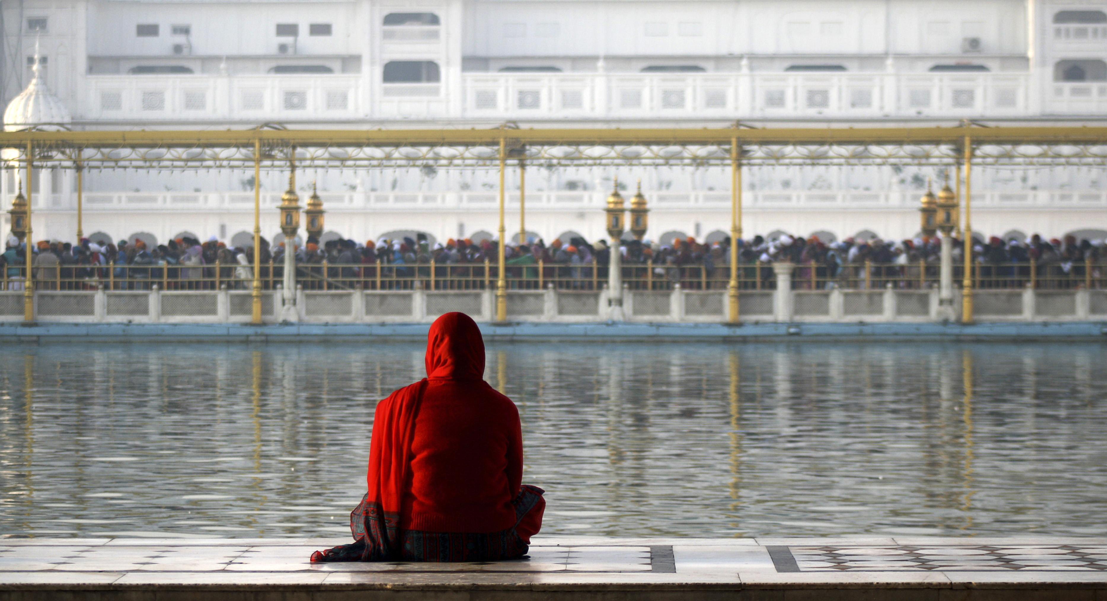 Wyznawcy religii stworzonej w XV wieku przez Guru Nanaka nie mają nic przeciwko temu, by każdy chętny zanurzył się w wodzie w zbiorniku noszącym nazwę Nektarowego Jeziora, który otacza świątynię. Choć o tej porze roku trzeba wykazać się odpornością na chłód