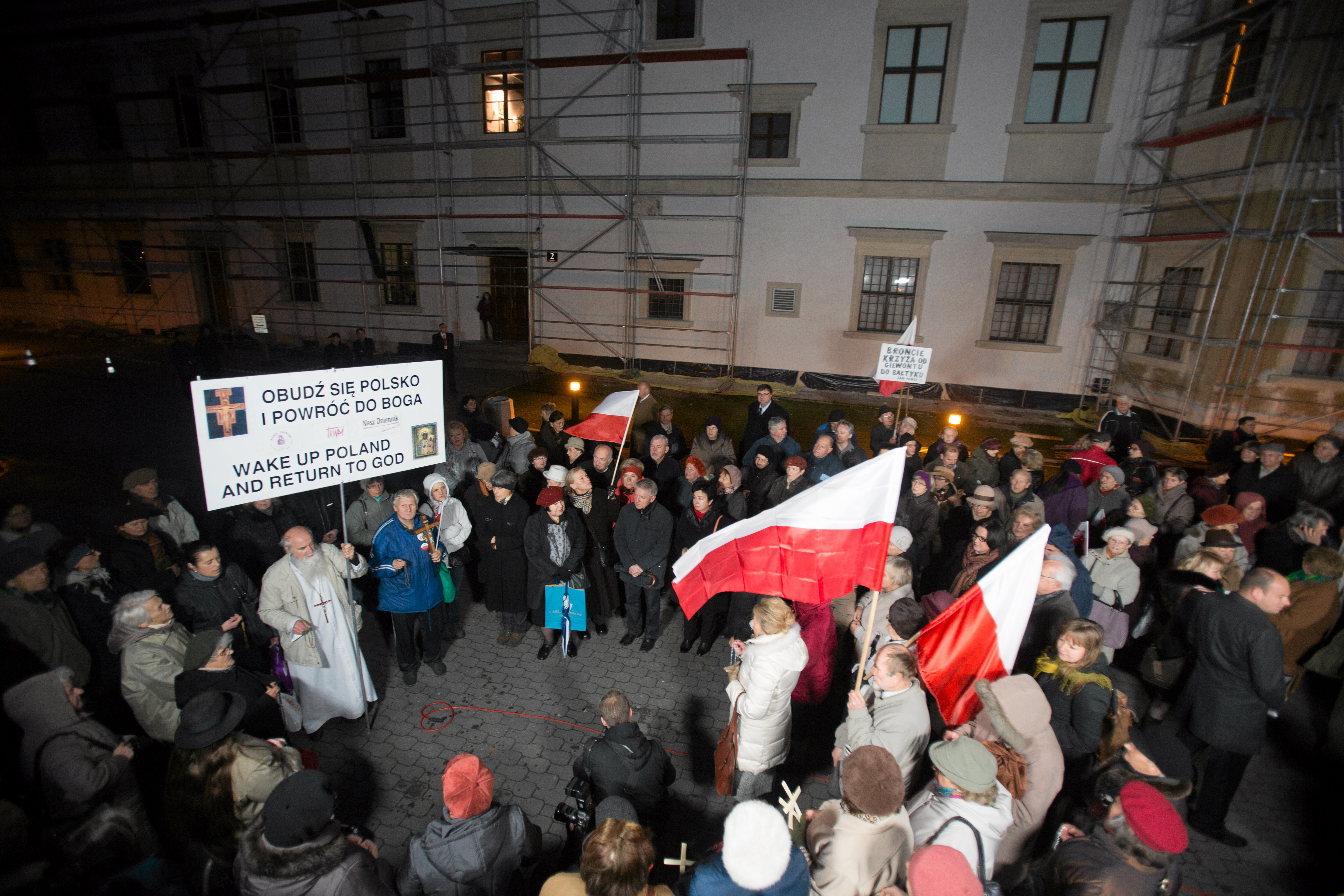 Protest przeciwko filmowi z nagim mężczyzną i figurą Chrystusa