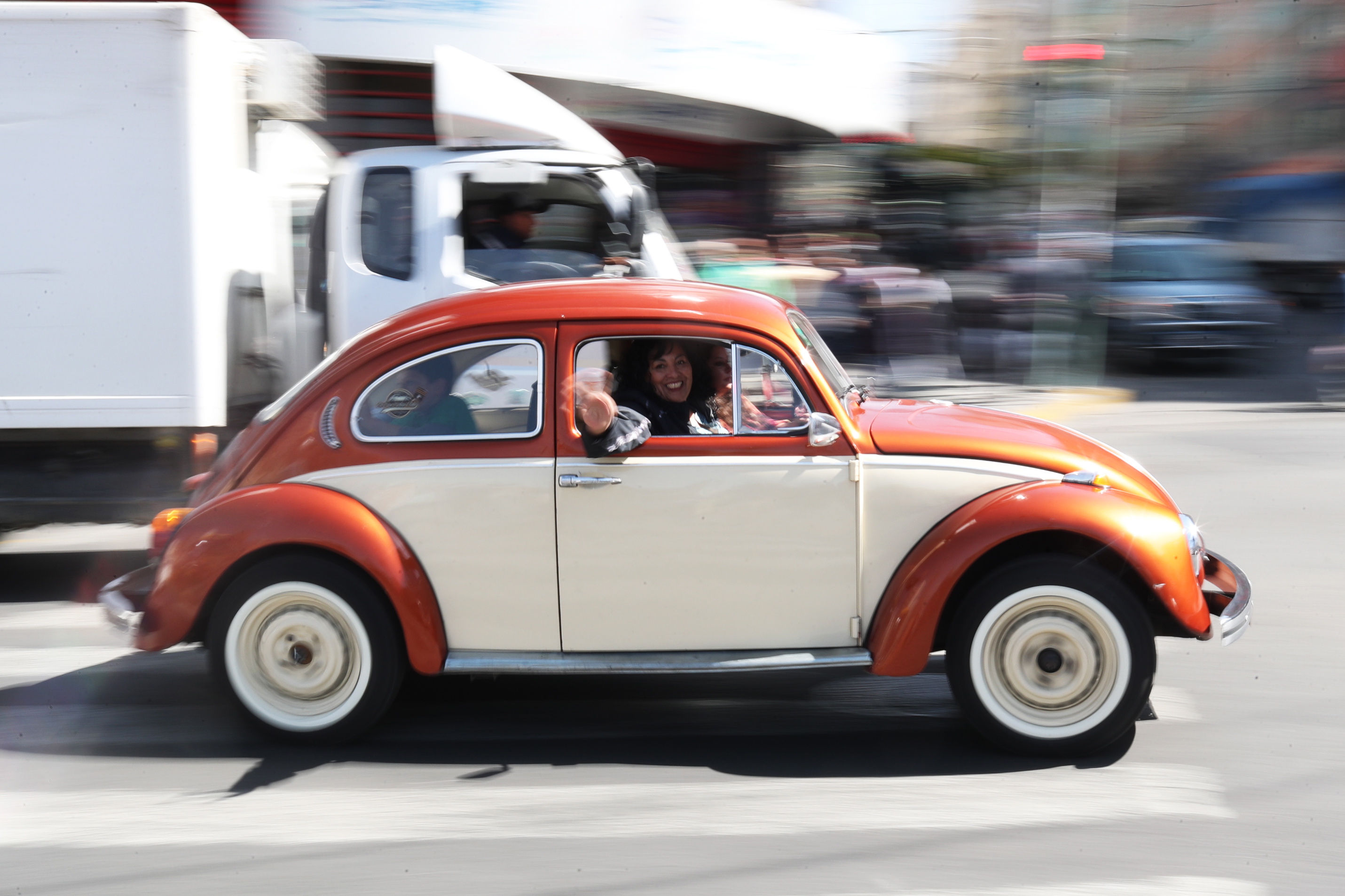 85 éve született meg a Volkswagen Bogár, nem akármilyen találkozót rendeztek a kicsi kocsiknak – fotók