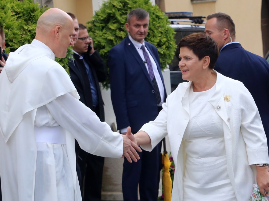 ... Gdyby spojrzeć na jej strój bardzo ogólnie, można by uznać, że był niemal taki sam, jak kreacja prezydentowej, ale po bardziej wnikliwej analizie, trudno uznać to za prawdę. Sukienka - można powiedzieć - jak zwykle była zbyt opięta w okolicach talii, a długa marynarka z szerokimi rękawami dodatkowo powiększała optycznie sylwetkę...