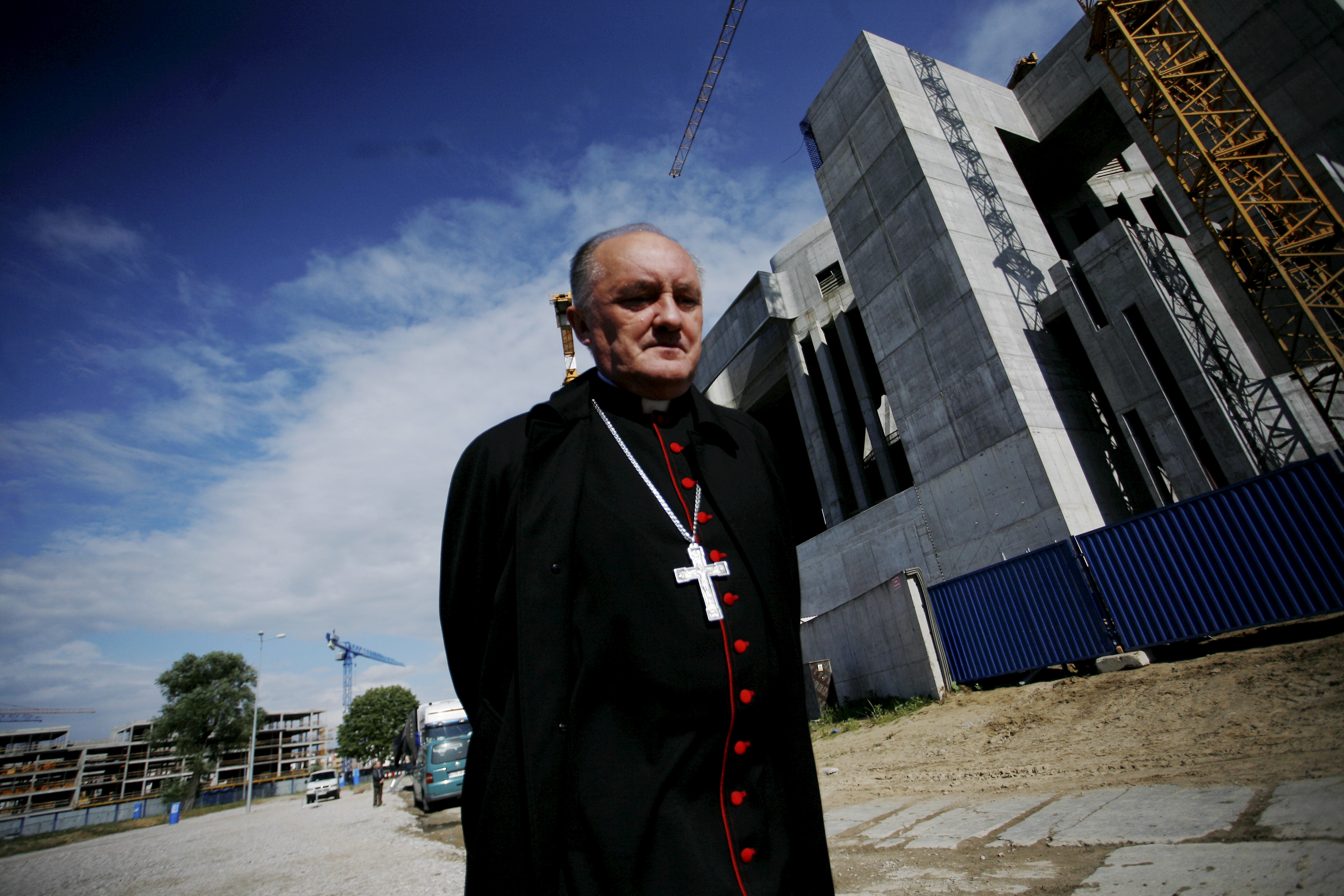 Kardynał Kazimierz Nycz na budowie Świątyni Opatrzności Bożej