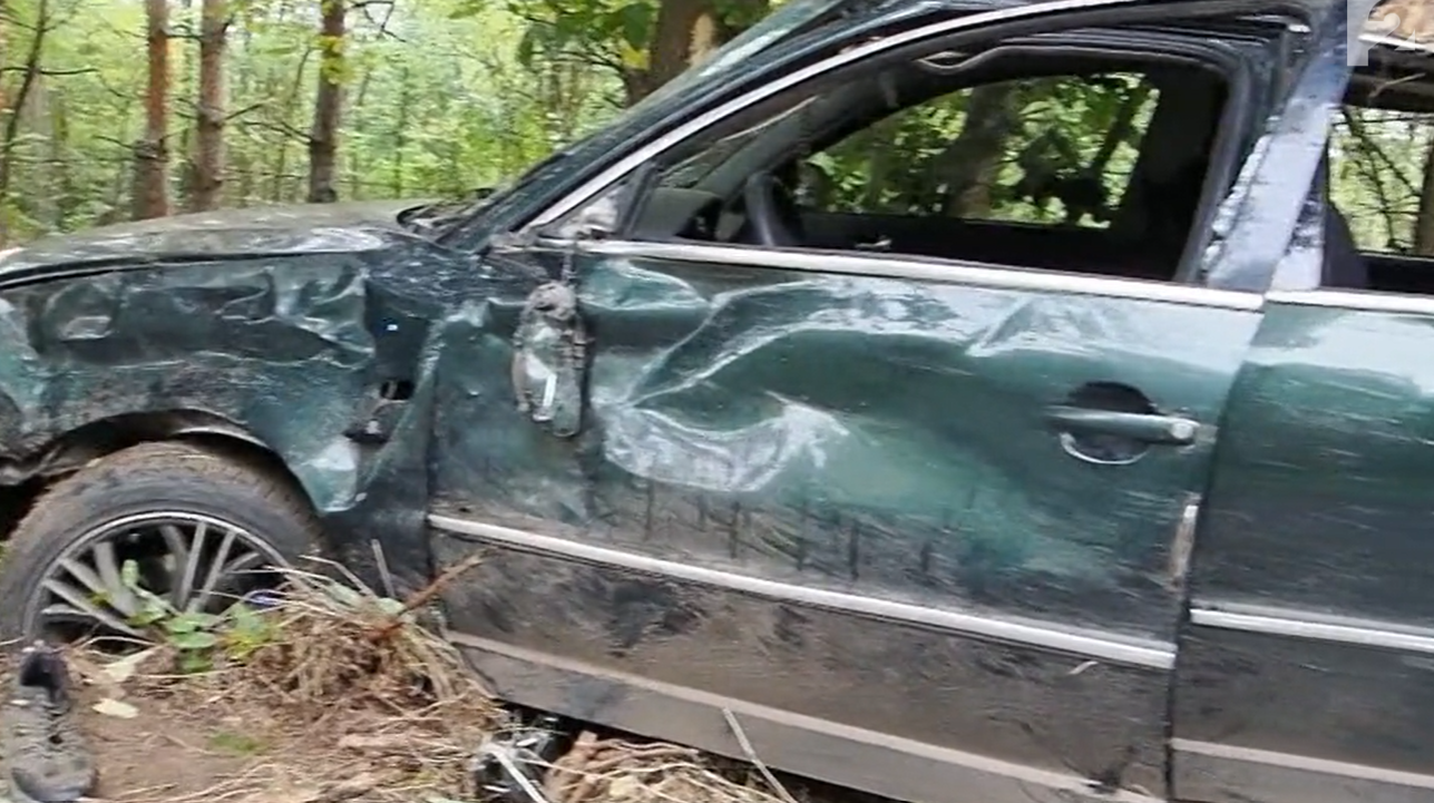 Súlyos baleset történt Kiskunhalas közelében: a sofőr kirepült az autóból és a roncs alá került – videó