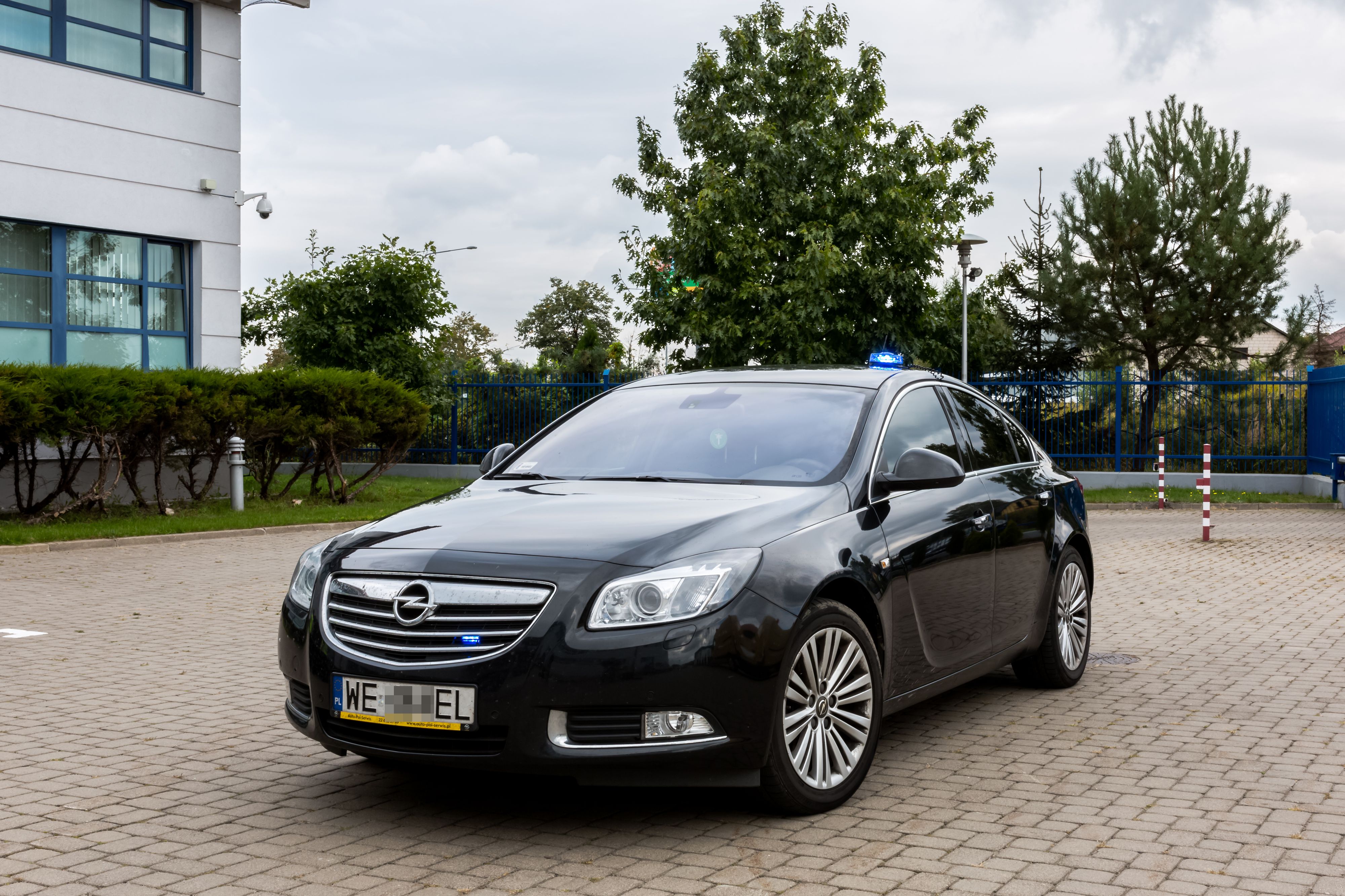 Dwie sztuki nieoznakowanych insigni to modele, które kryją pod maską turbobenzynowy silnik 2.0 o mocy 220 KM (350 Nm). Oba auta zostały doposażone w napęd 4x4. Możliwości? Sprint od zera do 100 km/h trwa 7,6 s. Prędkość maksymalna - 242 km/h. Jednak prawdziwą perełką jest trzeci radiowóz…
