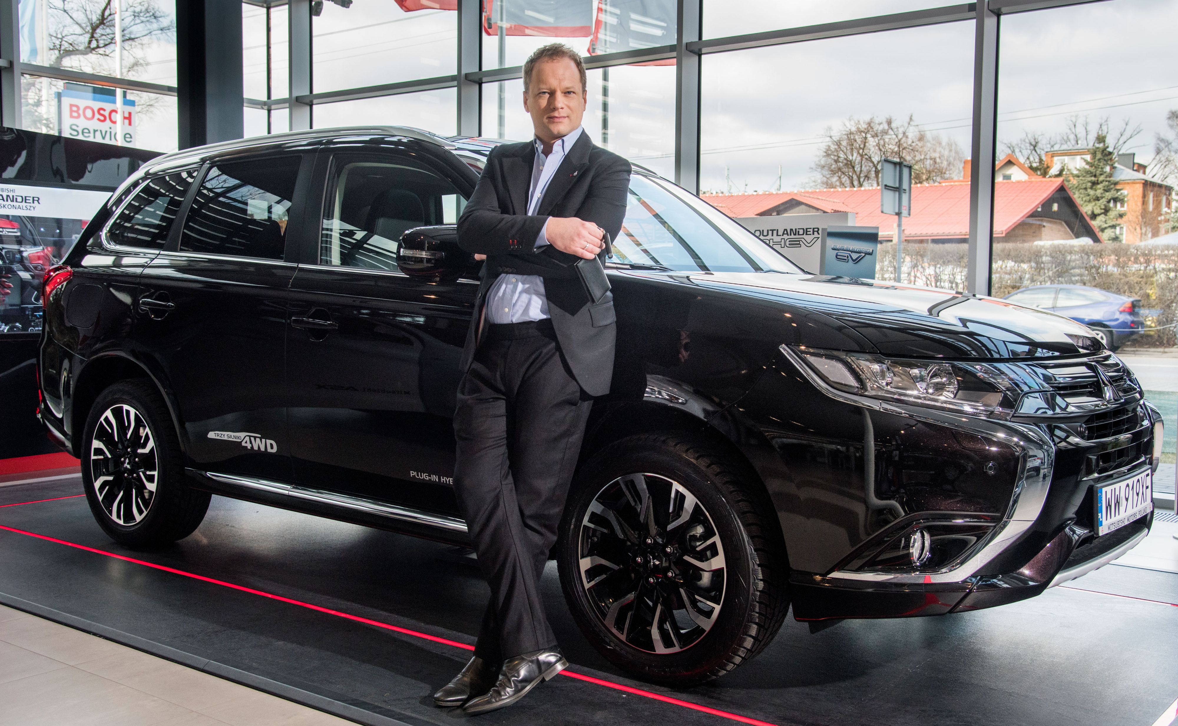 Outlander PHEV poruszany jest głównie przez dwa silniki elektryczne pracujące w układzie stałego napędu 4WD (oba po 82 KM i 137 Nm). Jednostka spalinowa 2.0/121 KM i 190 Nm) pełni rolę wspomagającą, albo napędzając generator zasilający akumulator trakcyjny, bądź też napędzając bezpośrednio przednie koła samochodu, ale zawsze przy pracujących silnikach elektrycznych z przodu i z tyłu.