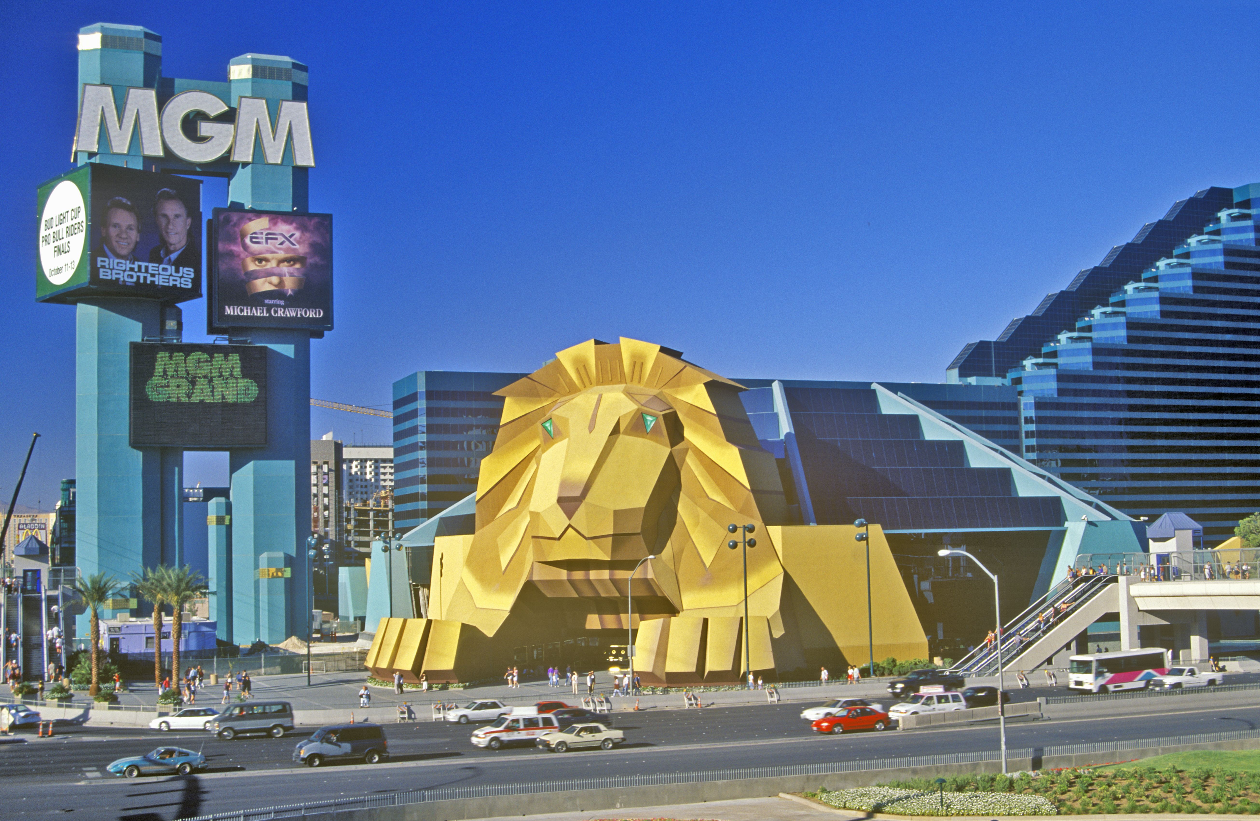 Superluksusowy hotel i kasyno, położone przy bulwarze Las Vegas Strip w Paradise - miejsce 9. - stanowi własność korporacji MGM. To 2. pod względem wielkości hotel na świecie, a zarazem największy hotel w Stanach Zjednoczonych. W momencie otwarcia, czyli w 1993 roku, przewodził na liście największych obiektów wypoczynkowych na świecie. 30-kondygnacyjny budynek MGM Grand ma 89 metrów wysokości, a w jego skład wchodzi hotel z 6 852 apartamentami oraz największe kasyno w hrabstwie Clark - ma blisko 16 tys. mkw. Na terenie kompleksu są także: pięć basenów zewnętrznych, sztuczna rzeka i wodospad, które zajmują powierzchnię 2,7 hektarów. Koszt budowy: ponad 1 mld dolarów