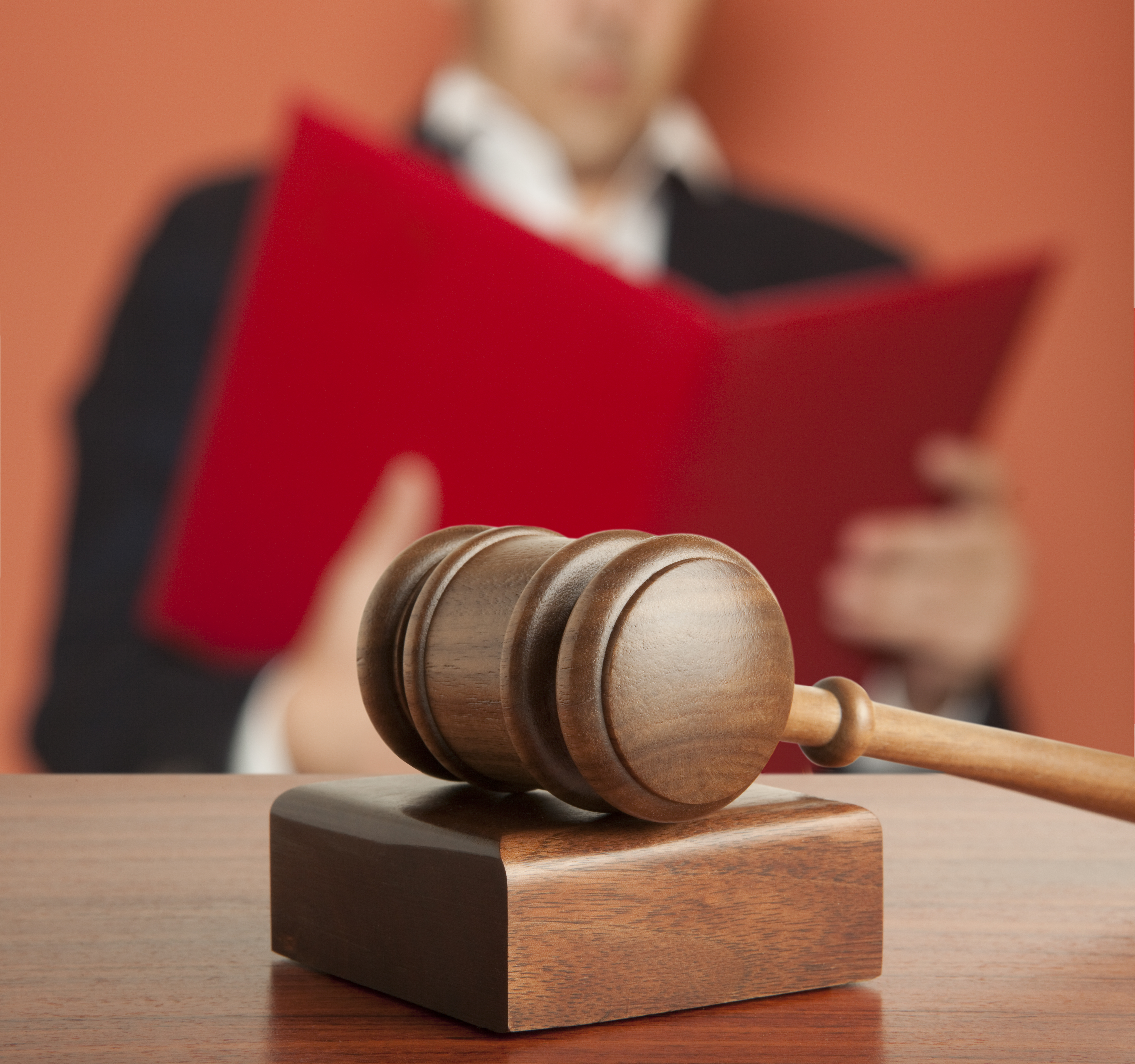 <em>Chcemy usprawnić pracę sądów, co powinno w tej kadencji przynieść efekt skrócenia średniego czasu postępowania o jedną trzecią</em> - deklarował w 2011 roku Donald Tusk. Pierwsze lata nie przyniosły poprawy właściwie nigdzie poza sprawami cywilnymi. I kwartał 2014 przyniósł skrócenie czasu oczekiwania na rozstrzygnięcie w I instancji, ale nie można mówić o przyśpieszeniu na deklarowanym powyżej poziomie. I tak w 2011 roku średni czas trwania postępowania w sprawach cywilnych wynosił 8,8 miesiąca, w I kwartale 2014 - 7,1. W sprawach karnych porównanie wygląda następująco: 2011: 4,9 miesiąca, 2012: 9,22 miesiąca, I kwartał 2014: 8,7 miesiąca. Prawo pracy i ubezpieczenia: 2011: 9,9 miesiąca, I kwartał 2014: 8 miesięcy. Sprawy gospodarcze: 2011: 9,2 miesiąca, I kwartał 2014: 7,5 miesiąca.