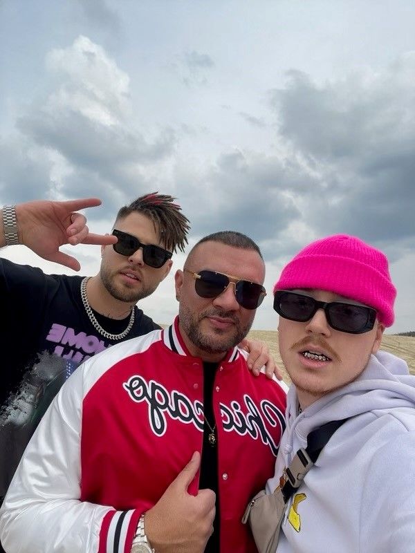 Magyar népviseletes afro srácok és Gáspár Laci gag az új PRIBELSZKI klipben - videó