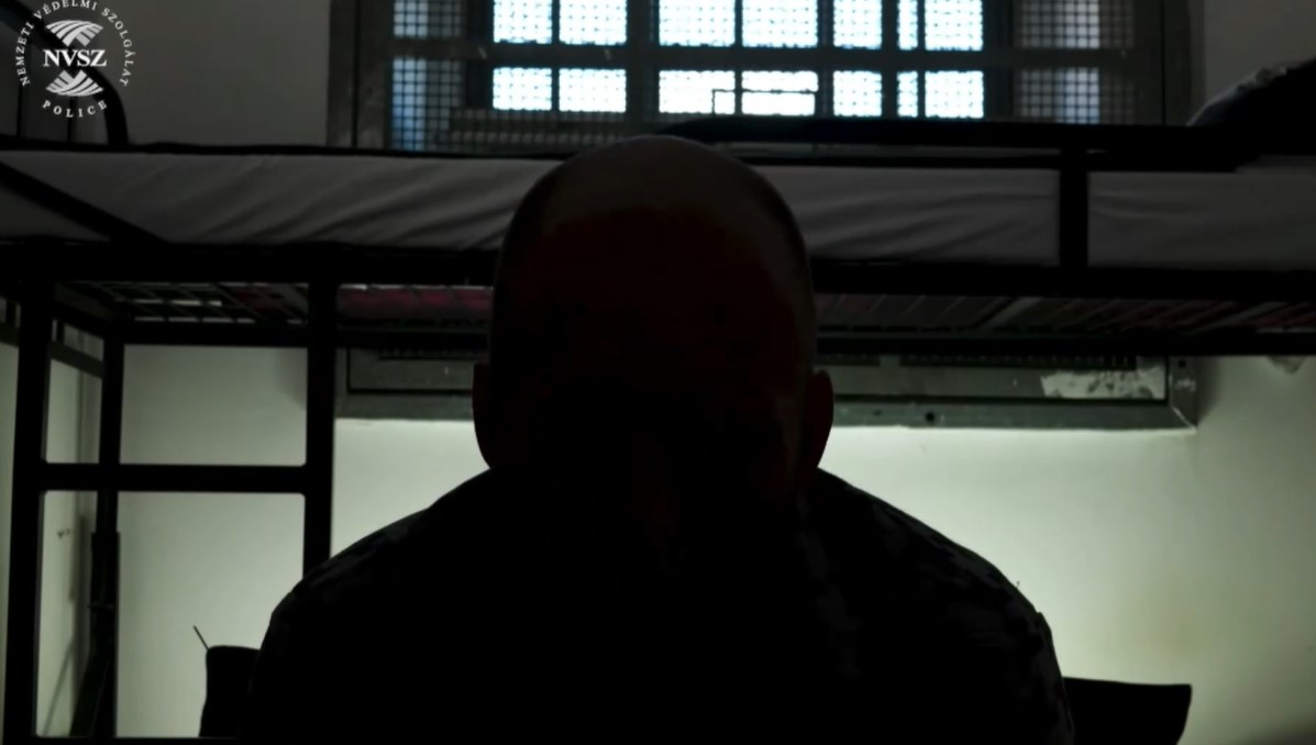 A legkeményebb embert is megtöri: könnyek között vallott lebukott autópályarendőr – videó