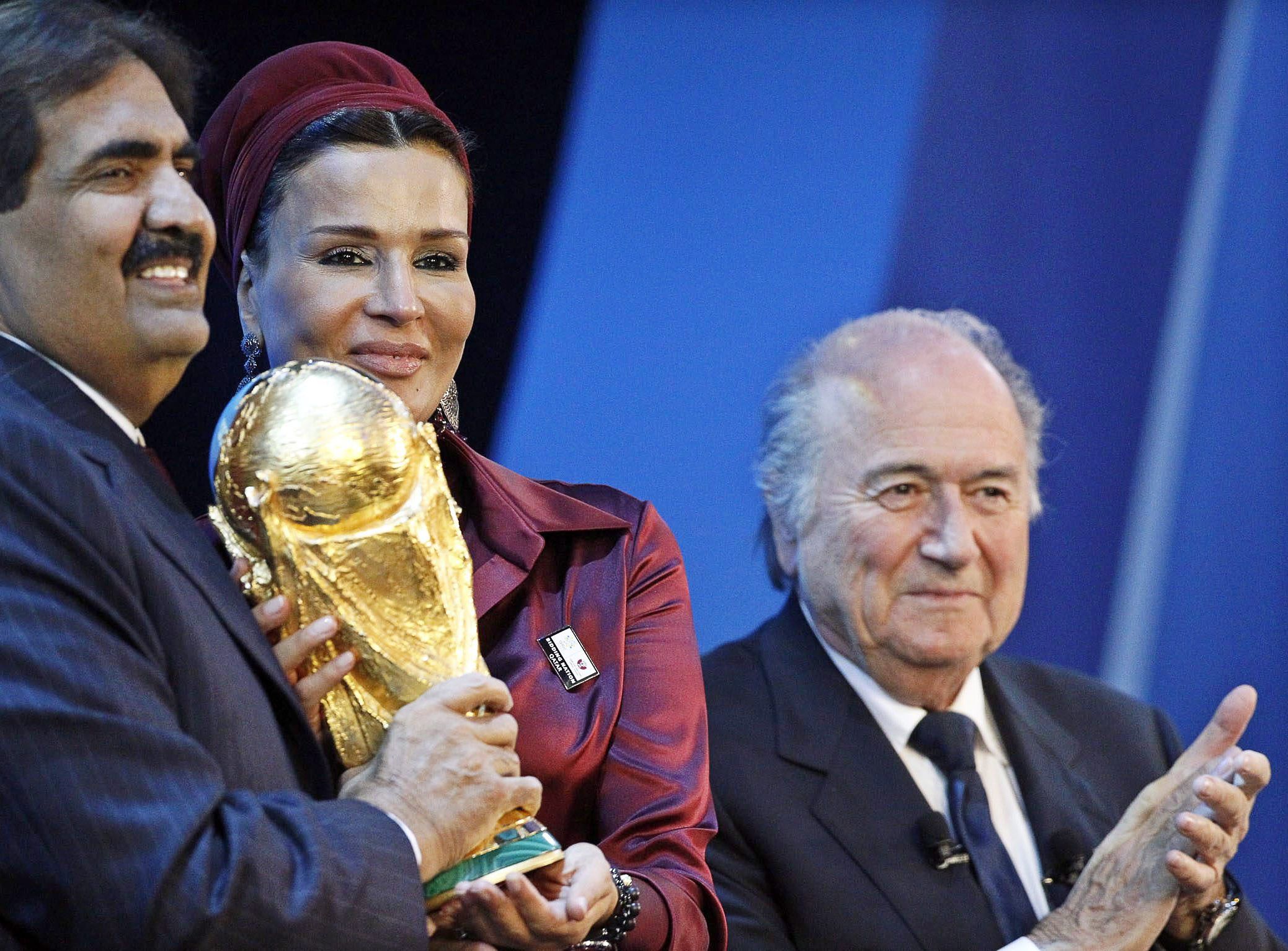 Prezydent FIFA Joseph Blatter i emir Kataru, szejk Hamad bin Khalifa Al-Thani z małżonką
