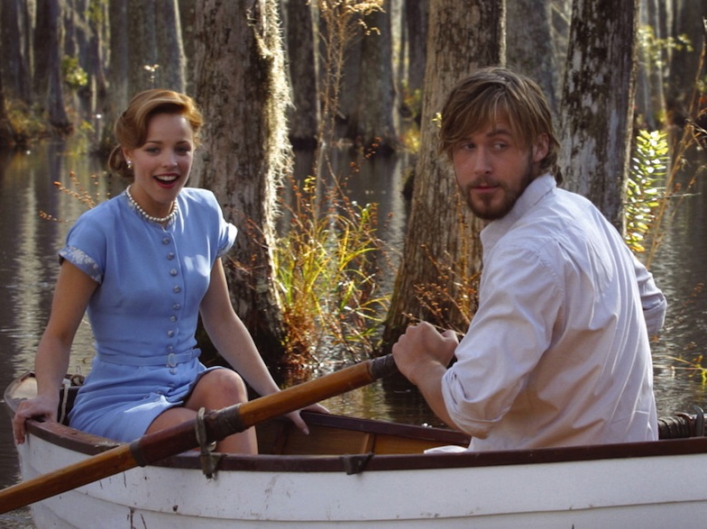 Do Seabrook, małego miasta na wybrzeżu, na letnie wakacje przyjeżdża 17-letnia Allie Hamilton (Rachel McAdams) – dziewczyna z zamożnej rodziny. Tu poznaje niewiele od niej starszego Noaha Calhouna (Ryan Gosling), który pracuje w miejscowej fabryce. Chociaż oboje pochodzą z różnych światów, nic nie jest w stanie powstrzymać rodzącego się wielkiego uczucia