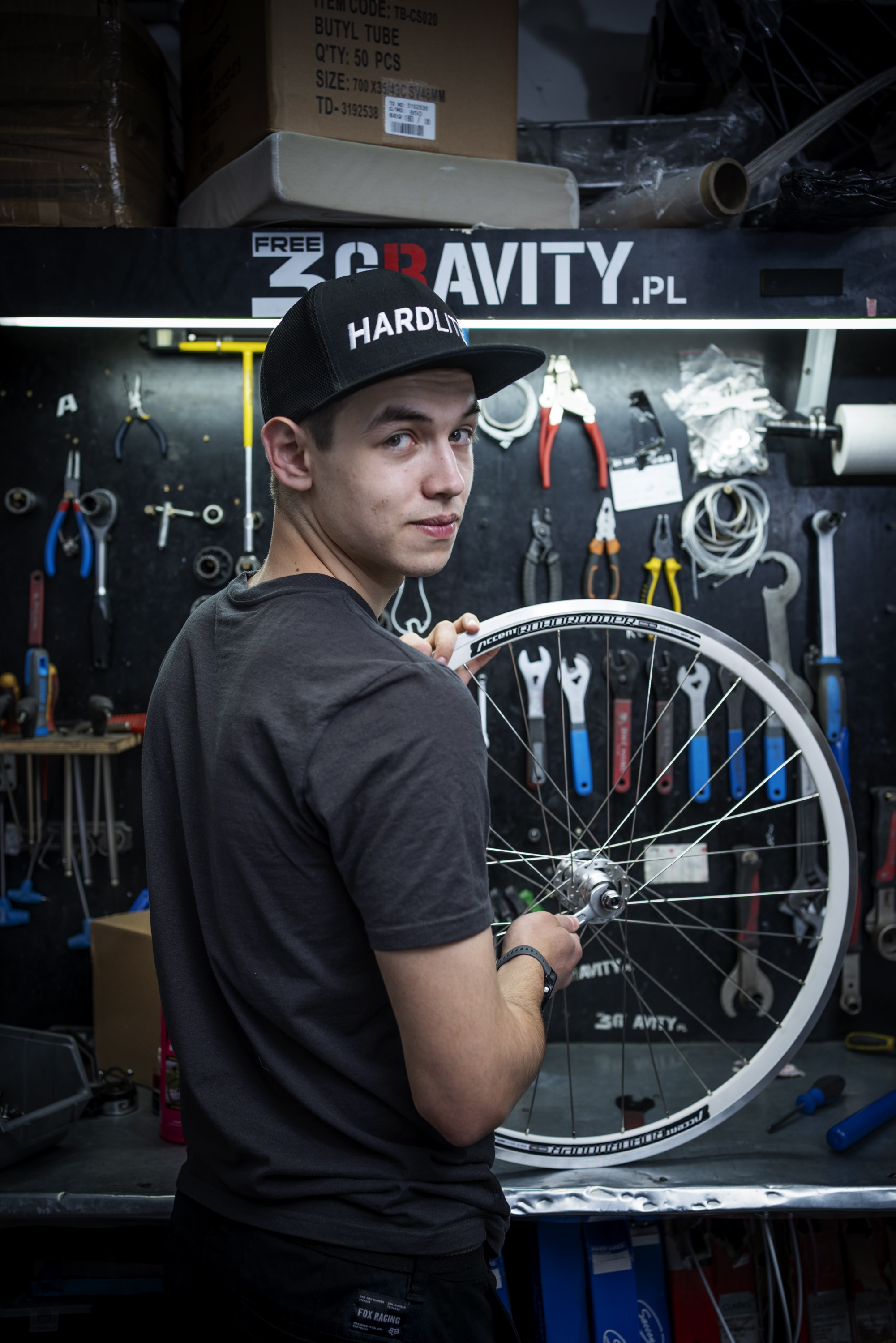 Losza Kałasznikow pracuje w sklepie z rowerami na warszawskim Powiślu. W marcu skończyła mu się wiza, czeka na decyzję o pobycie.