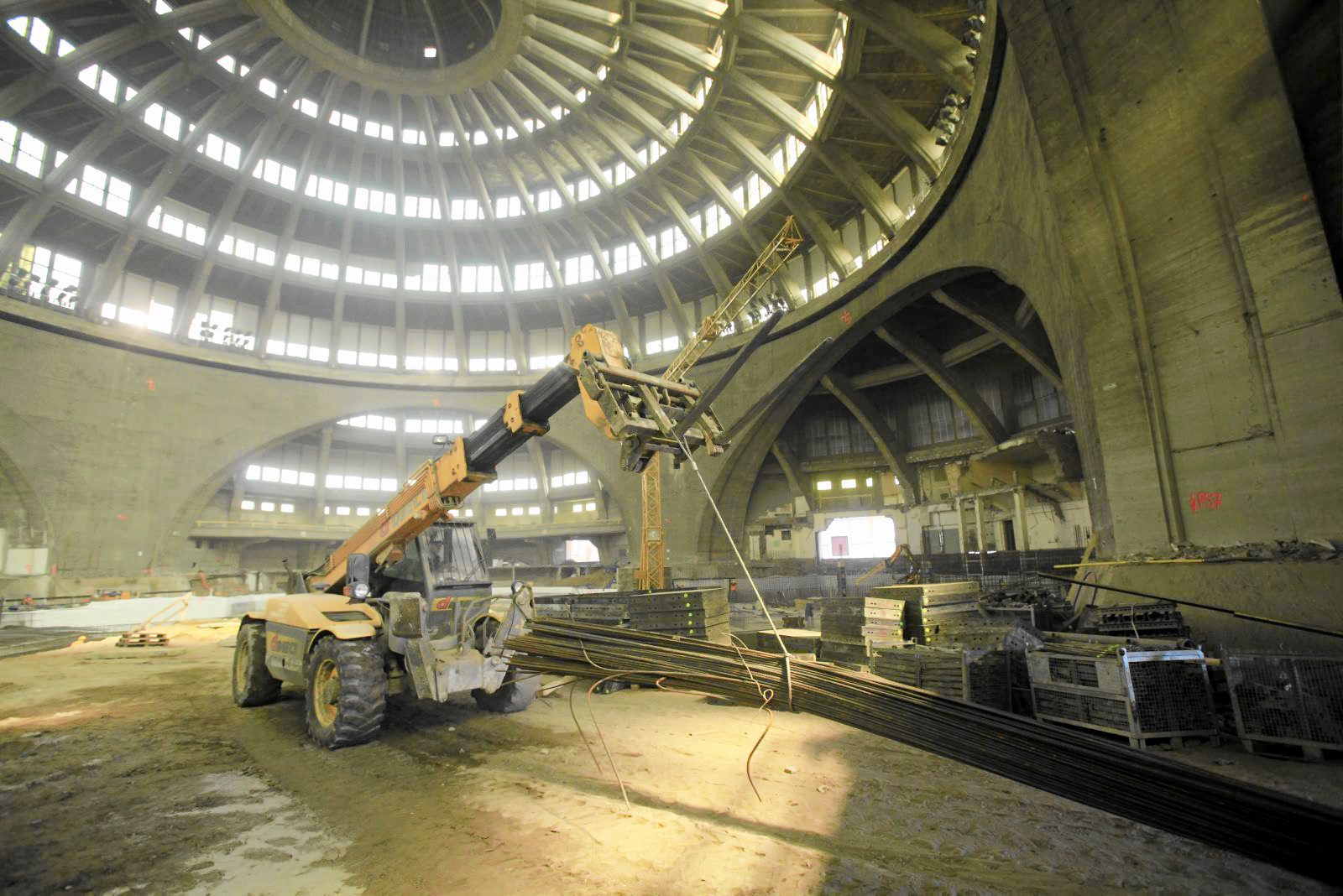 Budowniczy zastosowali podczas jej budowy nowatorskie na tamte lata rozwiązania konstrukcyjne. Powstał symetryczny, czterolistny plan konstrukcji z masywną, centralną kopułą