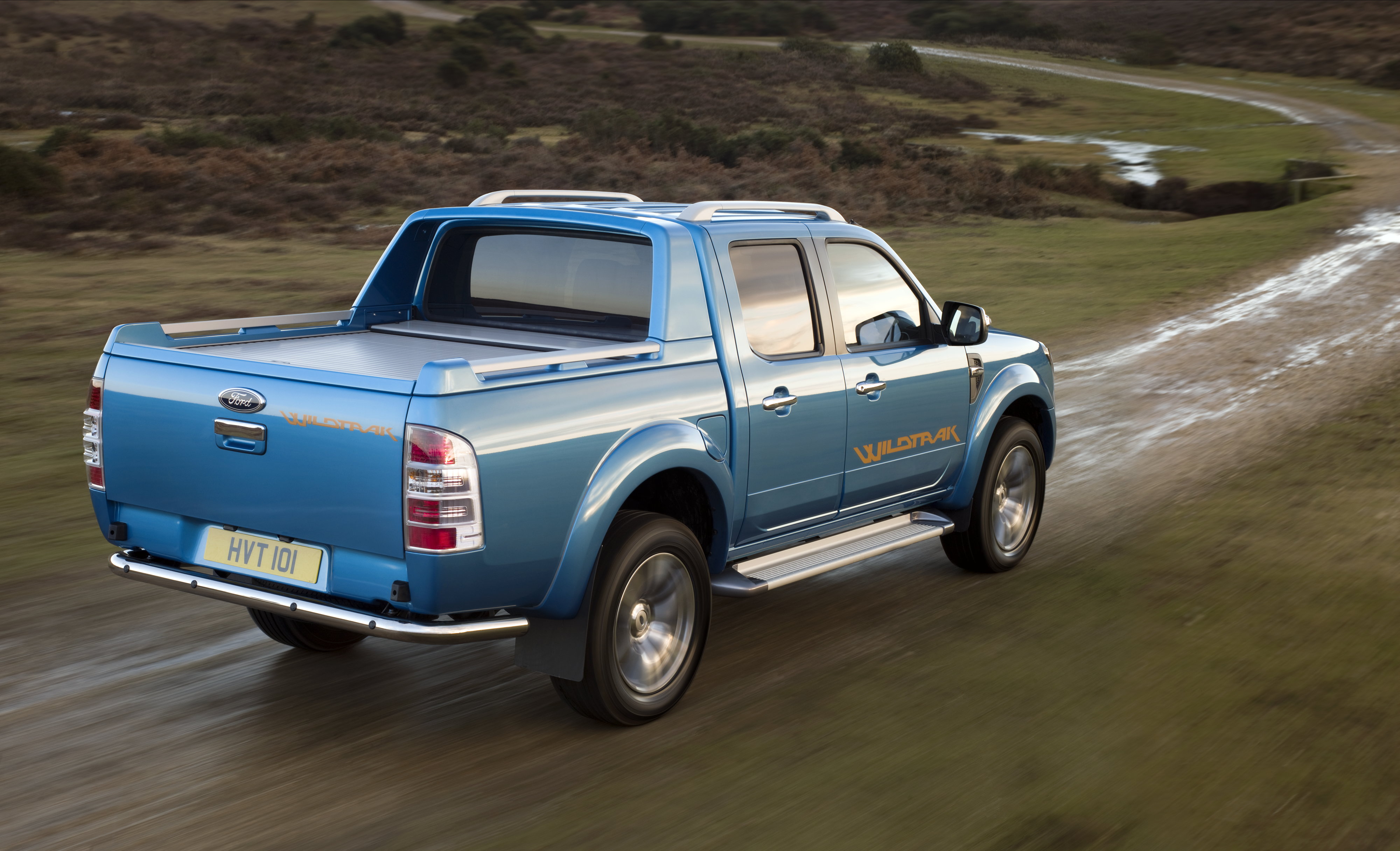 Do wyboru będą trzy rodzaje kabin - pojedyncza single cab, podwójna duble cab i przedłużana z systemem RAP (Rear Access Panel) ułatwiającym pakowanie towaru - przednie drzwi są otwierana tradycyjnie, zaś tylne skrzydła pod wiatr
