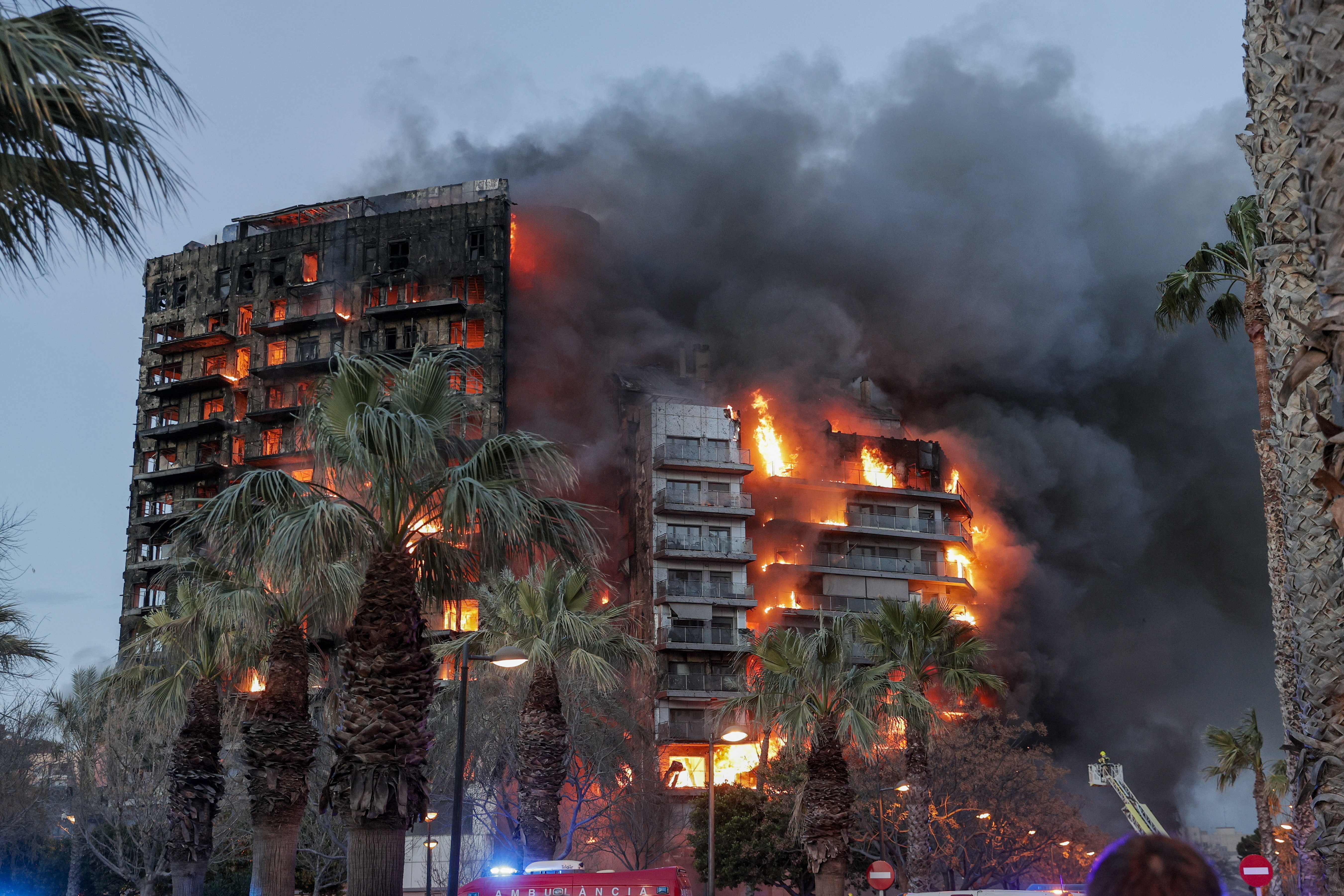 Felemésztettek a lángok egy többemeletes társasházat Valenciában – fotók