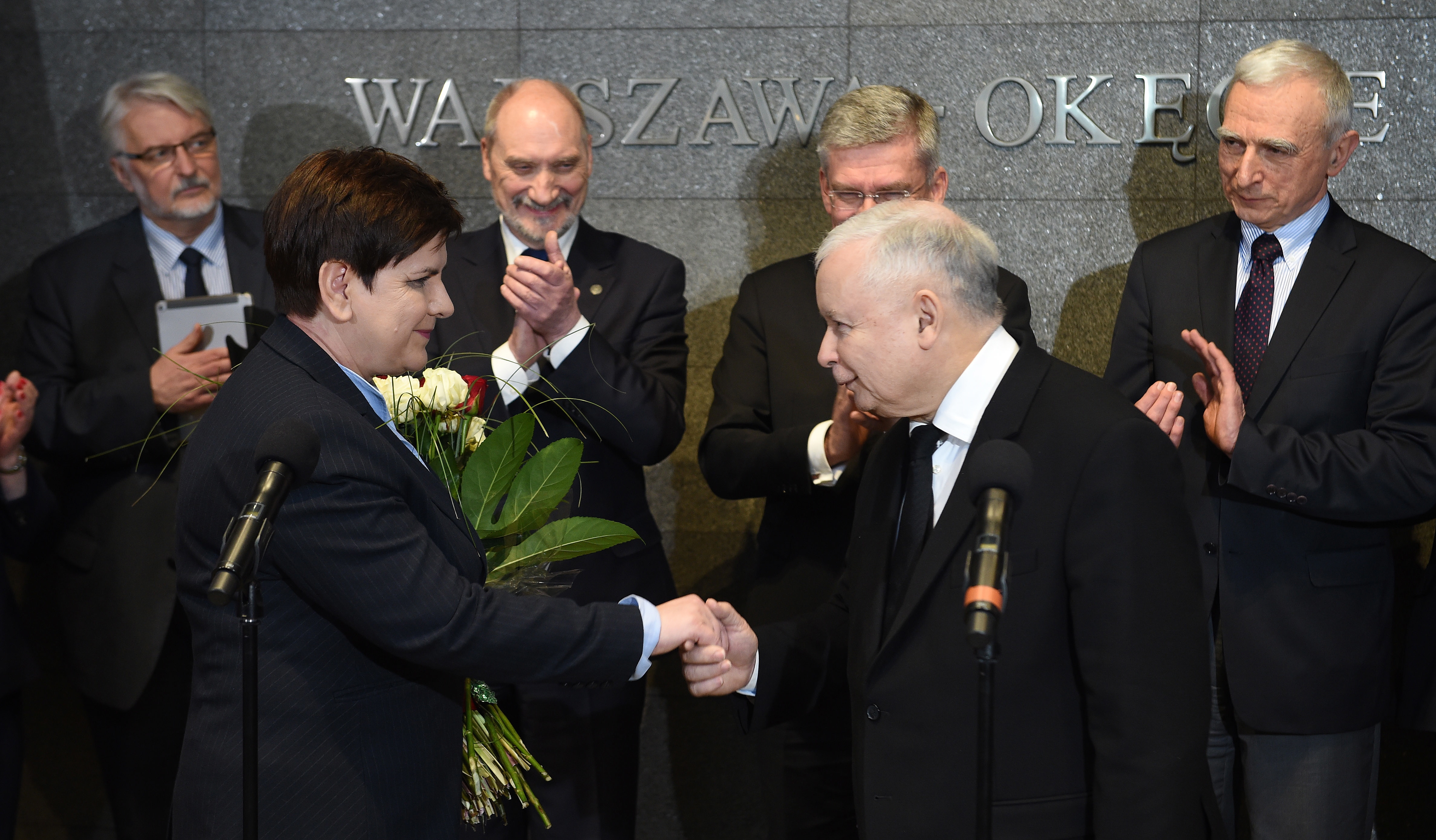 10 marca 2017 r. Prezes PiS Jarosław Kaczyński wita premier Beatę Szydło na lotnisku po jej powrocie z Brukseli