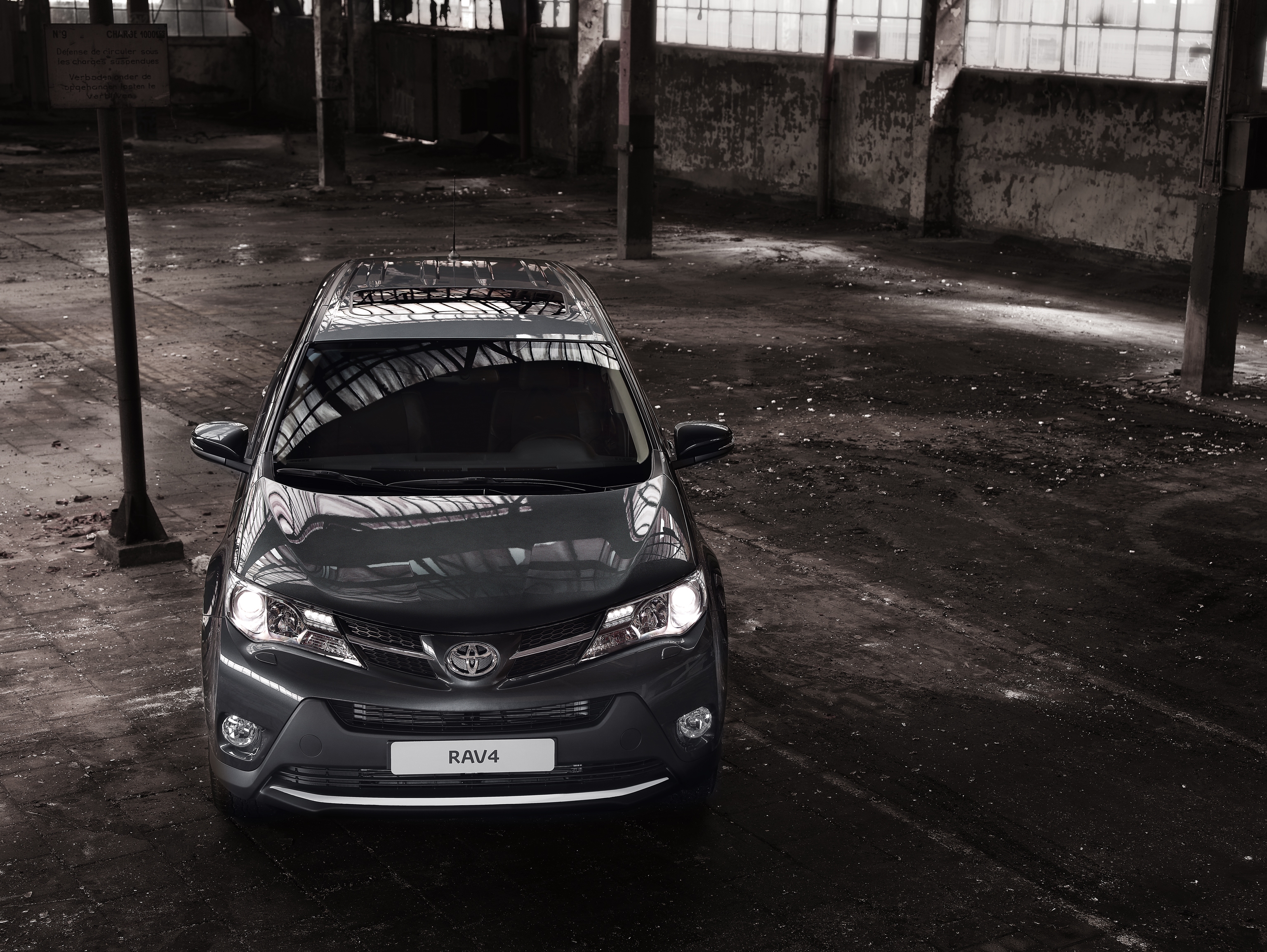 Najnowsza generacja toyoty RAV4 to kompletnie nowy wygląd. Jak zapewniają twórcy, pod karoserią kryje się mnóstwo nowinek technicznych…