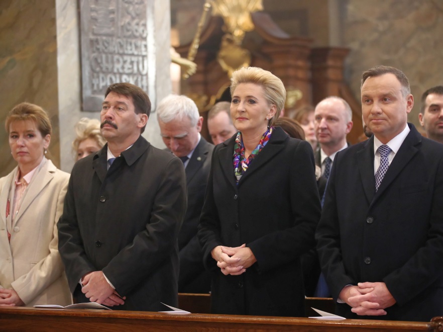 ... Dużo lepiej wyglądało okrycie, w którym Agata Duda występowała w sobotę. Klasyczny czarny płaszcz ozdobiony kolorową apaszką był bardzo elegancki...
