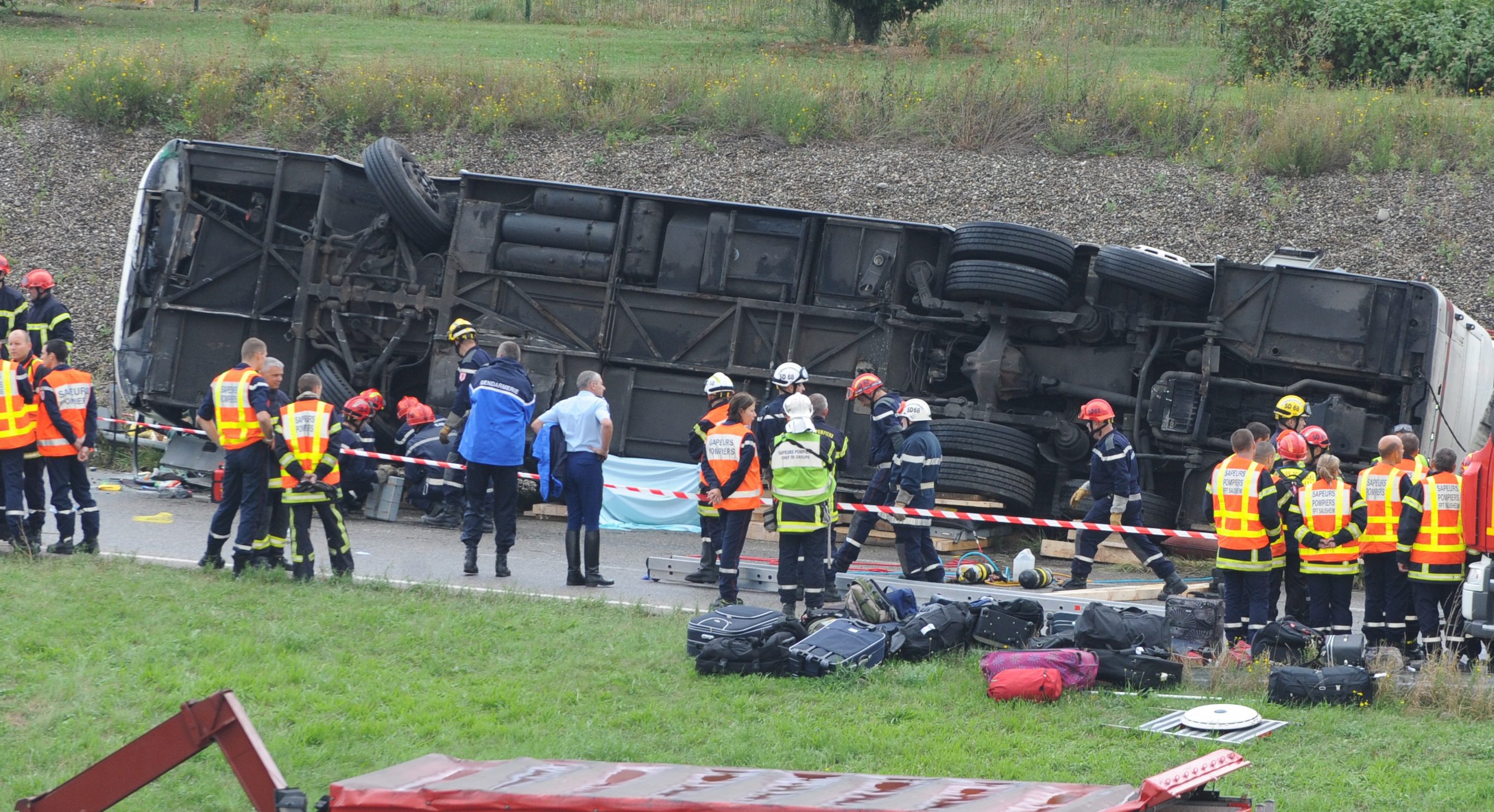 Autokar przewrócił się na bok