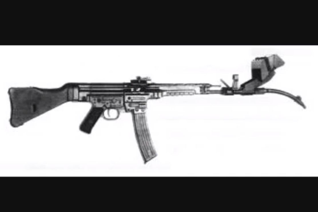 Zakrzywiona lufa, w którą wyposażony był karabin Sturmgewehr 44, umożliwiała strzelanie zza przeszkody lub z wnętrza pojazdu