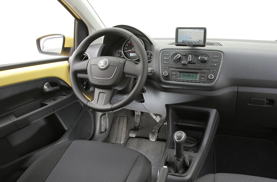 W kabinie pasażerskiej jest zaskakująco przestronnie… jak na takie małe auto. Obsługę deski rozdzielczej możemy porównać do obsługi klamki...