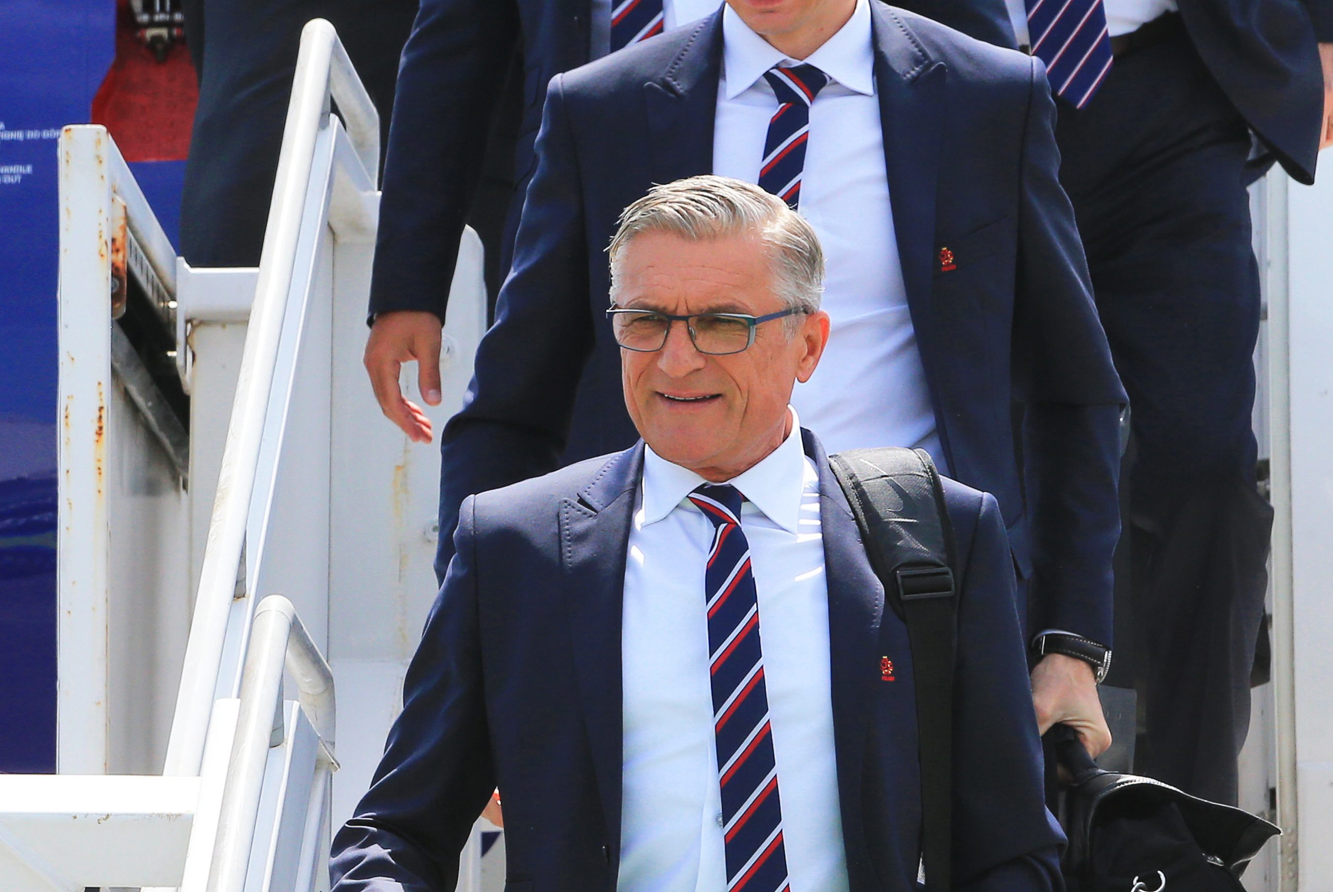 Tam piłkarze wsiedli - po raz pierwszy podczas turnieju - do oficjalnego autokaru reprezentacji na Euro 2016. W kolorze granatowym, z hasłem