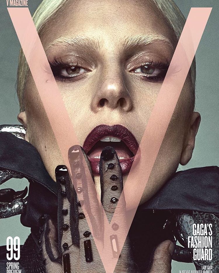 – Kochaliśmy się pośród chaosu – zdradza kolejne szczegóły Lady Gaga. – Rozmawialiśmy o strzelaninach. Kochaliśmy się otoczeni przez terroryzm. I rozmawialiśmy o tym, jak ludzie na całym świecie cierpią, oglądając wszechobecne okrucieństwo – dodaje.