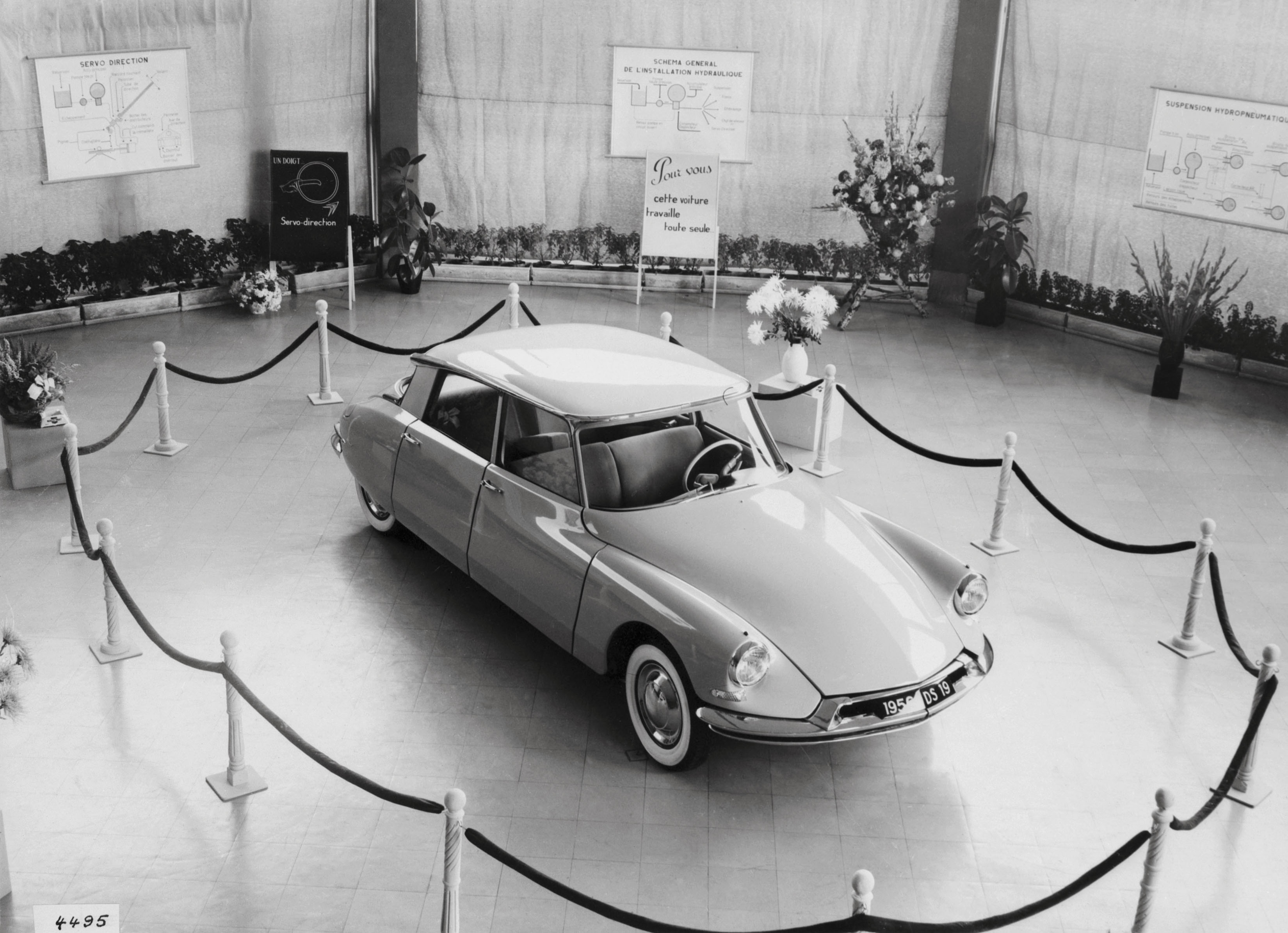 6 października 1955 roku w czasie paryskiego salonu samochodowego gdzie citroen DS miał światową premierę, firma przyjęła 749 zamówień w ciągu 45 minut. Do końca dnia wpłynęło ich 12 tys.