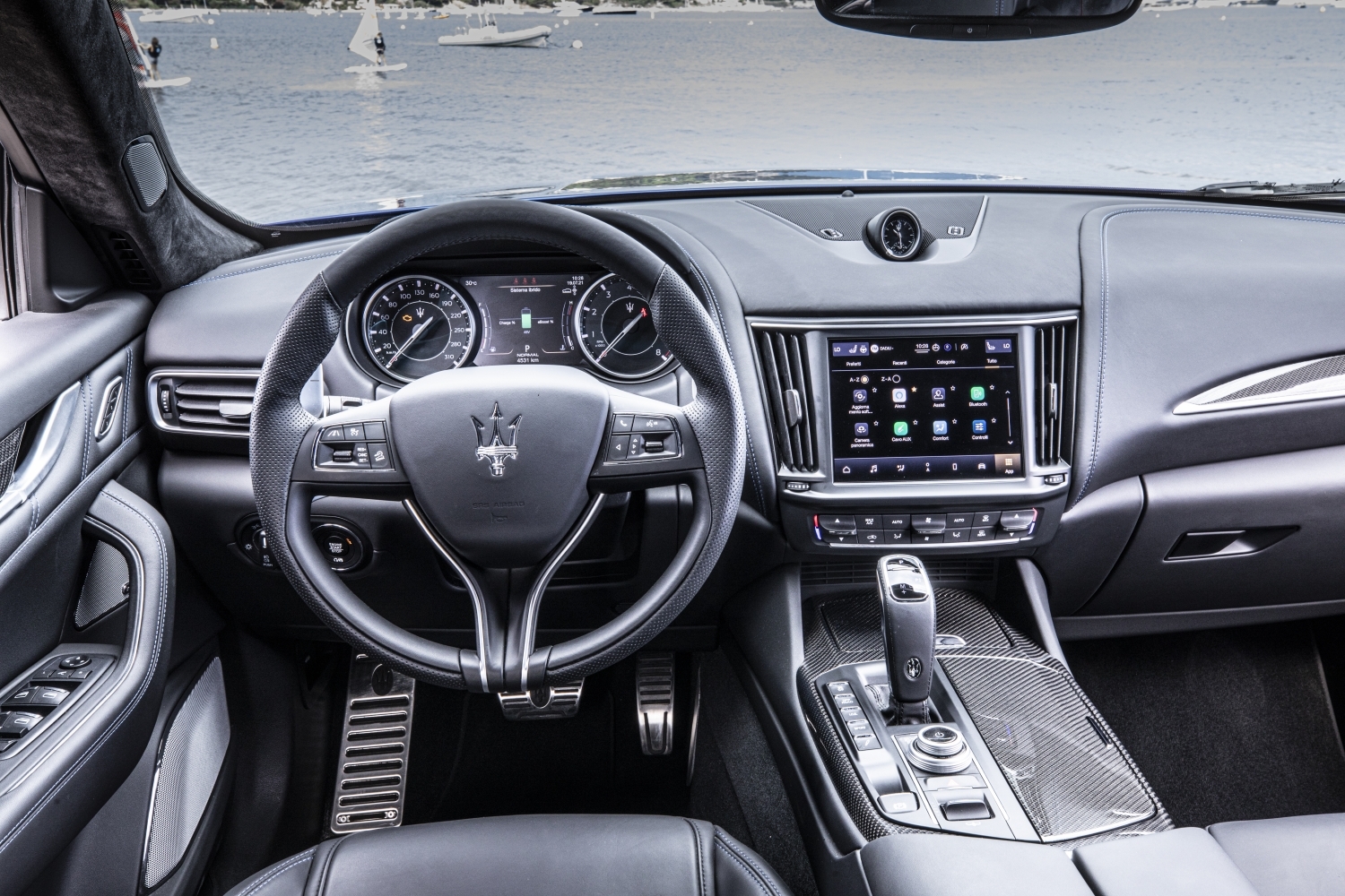 Maserati Levante GT Hybrid - deska rozdzielcza