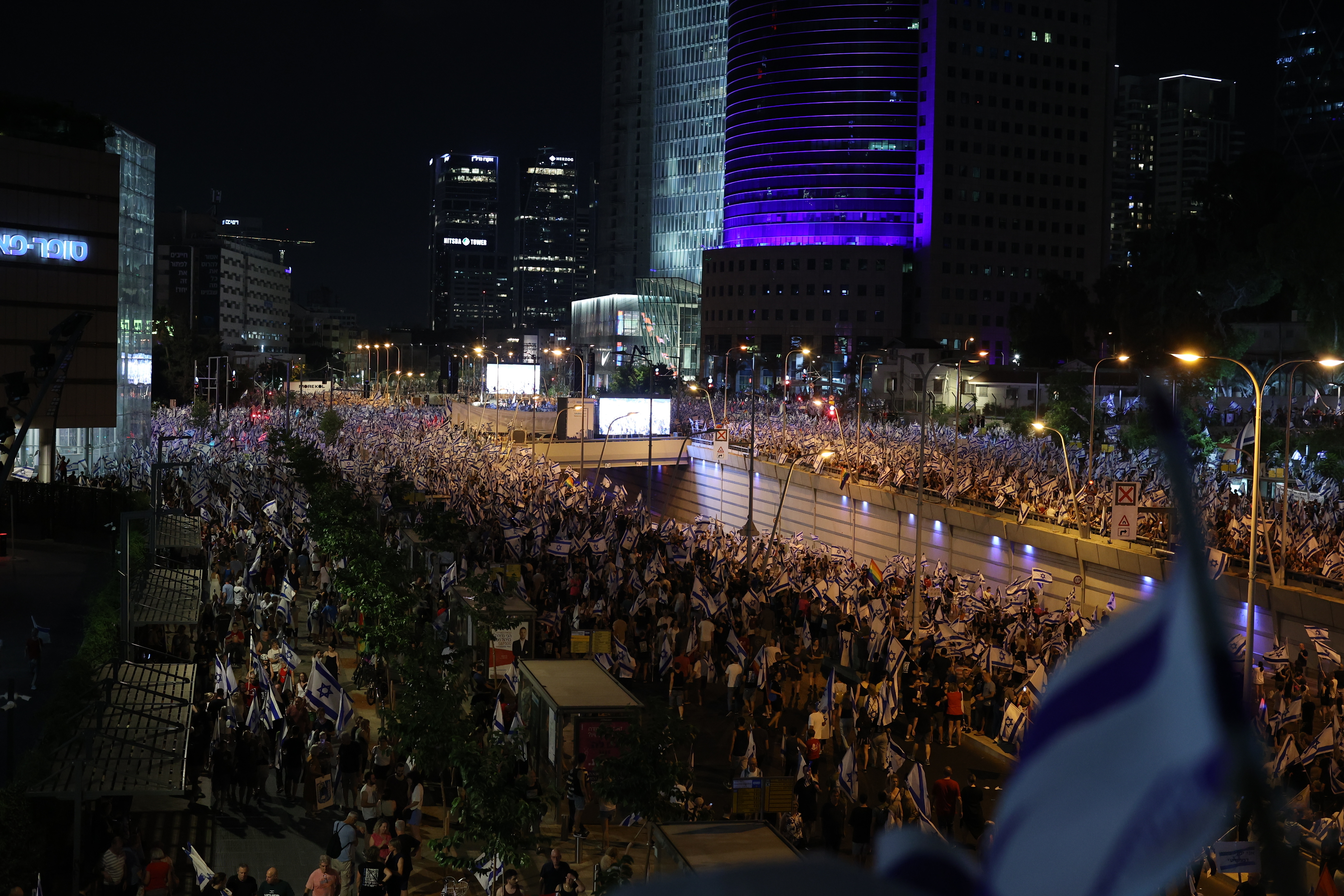 Százak tüntetnek Tel-Avivban, miután az izraeli hadsereg tévedésből megölt három Hamasz-túszt