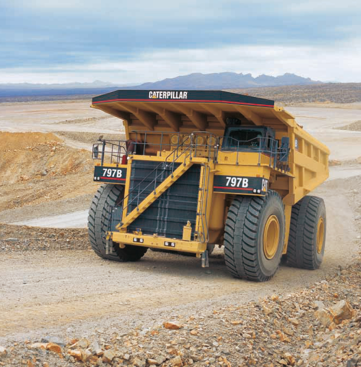Caterpillar 797b- wysokość 7,5 metra. Jego opona ma ok 4 metrów wysokości i 1,5 metra szerokości