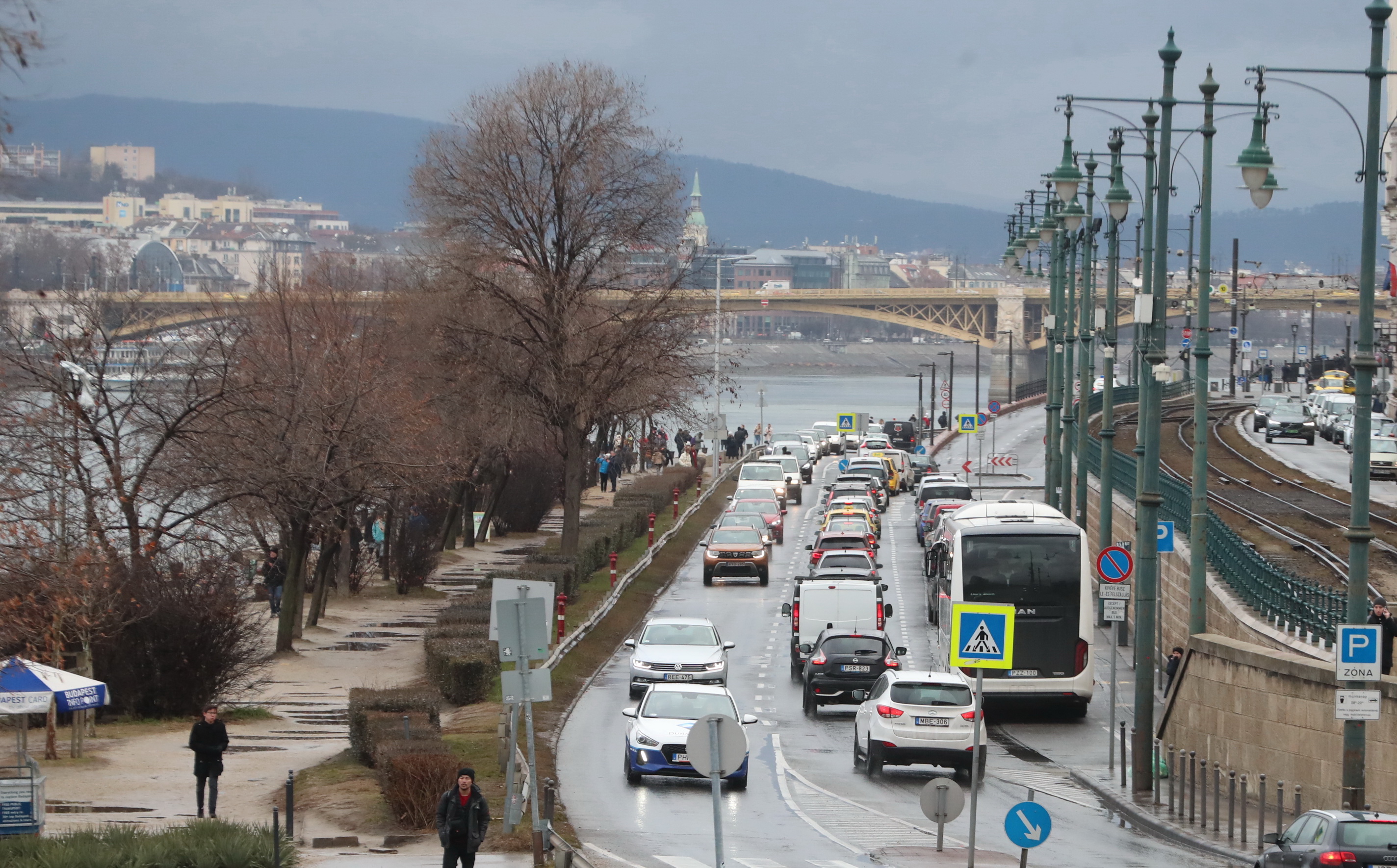 Futóverseny és válogatott mérkőzés: komoly forgalmi káosz várható vasárnap Budapesten – részletek