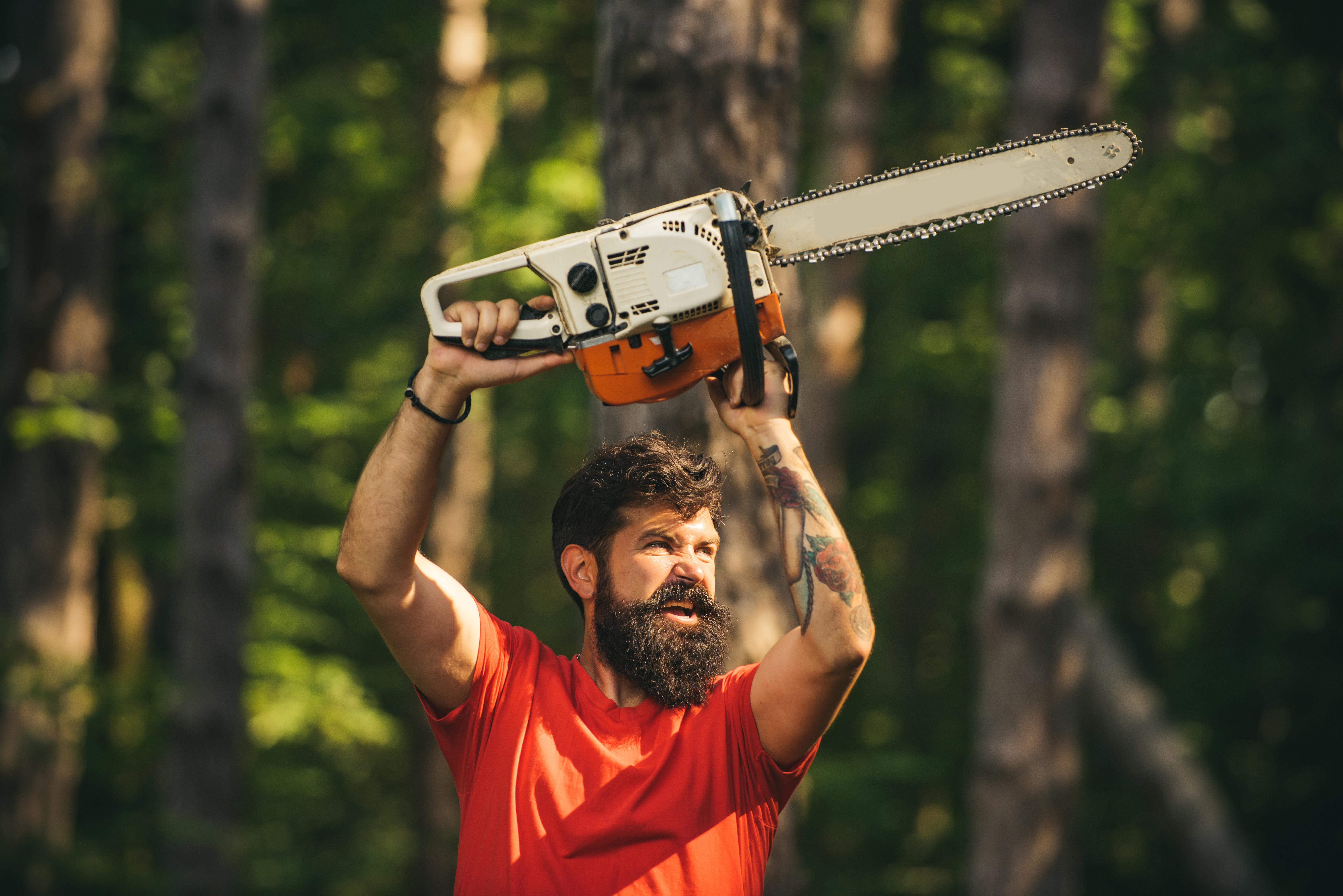 Láncfűrésszel támadt a kikapcsolt fűkaszákkal védekező közmunkásokra egy férfi Debrecenben, egyiküket megsebesítette – videó