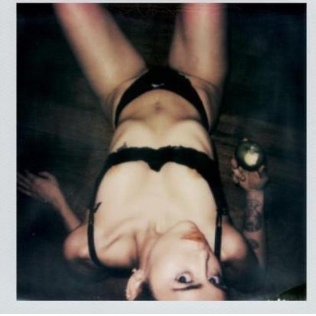 Miley Cyrus naga na zdjęciach z sesji dla