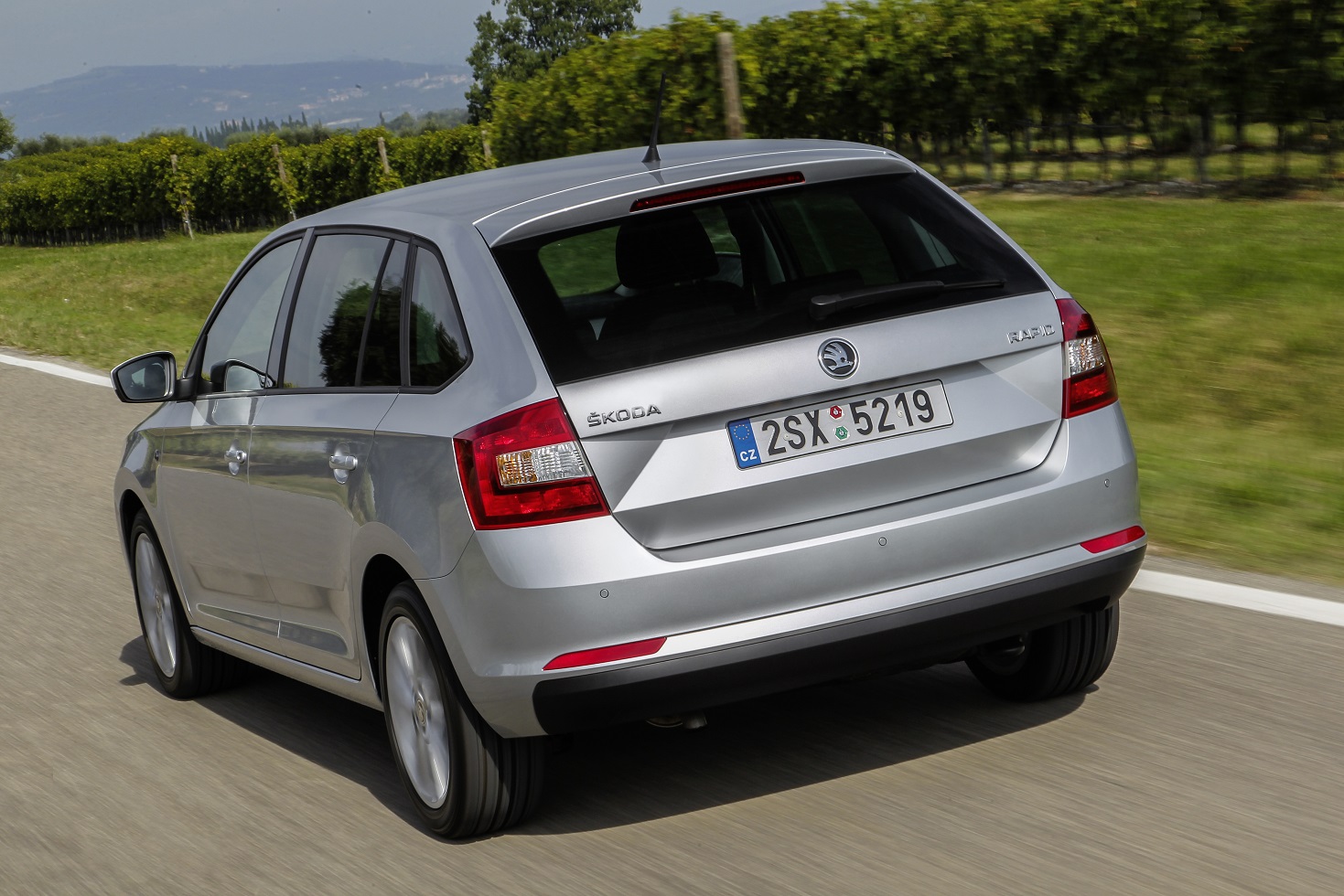 Dziennik.pl sprawdził auto z silnikiem 1,6 TDI i manualną skrzynią biegów. 105-konny motor całkiem nieźle radzi sobie z autem ważącym około 1200 kg. Samochód żwawo przyspiesza nawet do 140 km/h i w cyklu mieszanym zużywa średnio około 5,5 litra oleju napędowego na 100 kilometrów. Wersja Green tec potrzebuje 3,9 l/100 km. Najbardziej ekonomiczna i ekologiczna odmiana Greenline (1.6 TDI/90 KM) pojawi się niebawem - ma spalać 3,8 l oleju napędowego na 100 km w cyklu mieszanym. Kabina skody rapid spaceback nie jest tak wyciszona jak u liderów segmentu (VW golf i ford focus), jednak biorąc pod uwagę cenę podstawowej wersji nie można narzekać. Zawieszenie pracuje cicho i skutecznie tłumi nierówności. Inżynierowie ustawili je tak, aby zapewnić podróżnym komfort, a kierowcy poczucie pewności i panowania nad autem. W przyszłym roku Skoda planuje wprowadzić na rynek auta z fabryczna instalacja gazu LPG. Rywale? Najtańszy rapid spaceback z ceną od 43 800 zł w opinii przedstawicieli czeskiej marki ma walczyć o kieszenie kierowców z takimi autami jak hyundai i30 - cena za model 5d po promocji od 49 100 zł, kia cee’d - od 49 900 zł za model 5d, chevrolet cruze - cena po uwzględnieniu rabatu za model 5d - od 48 490 zł, peugeot 308 - od 59 900 zł.
